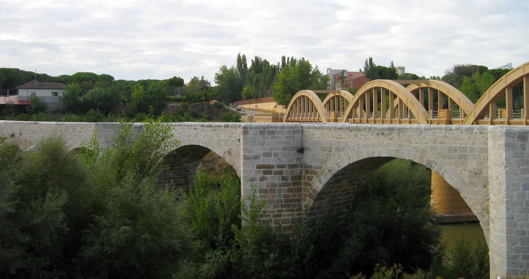 Photo showing: Campo de Peñafiel. GR-14. Carretera VA-101. Puente sobre el río Duero. Puente medieval. Ribera del Duero. Valladolid.