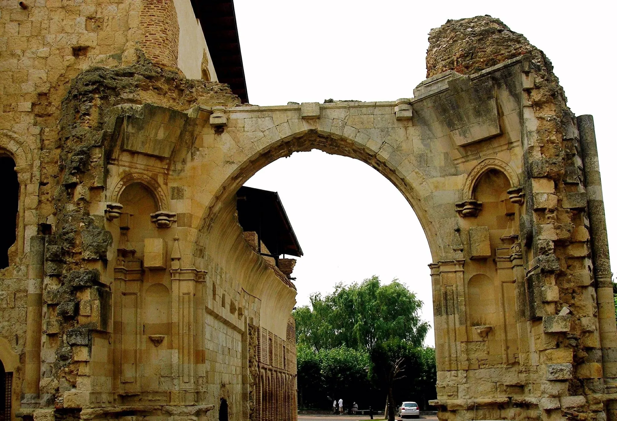 Photo showing: Restos del antiguo Monasterio de San Benito, en Sahagún (León, España)