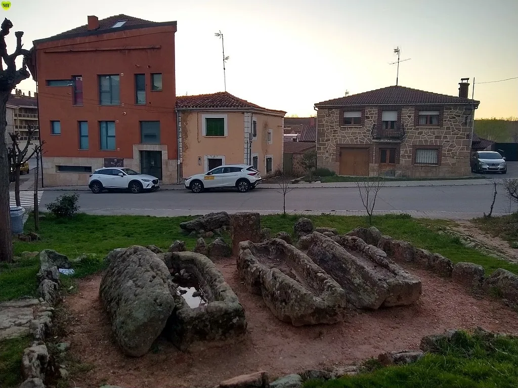 Photo showing: Tumbas antropomorfas próximas a la iglesia de Santa María