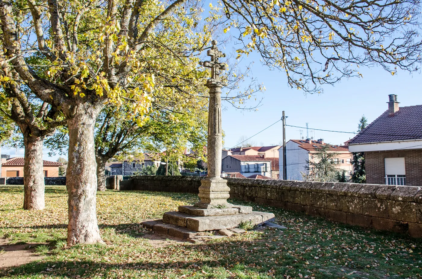 Photo showing: Crucero, tal vez antiguo rollo de justicia, ubicado en el patio sur de la iglesia de Santa María de Salas de los Infantes.