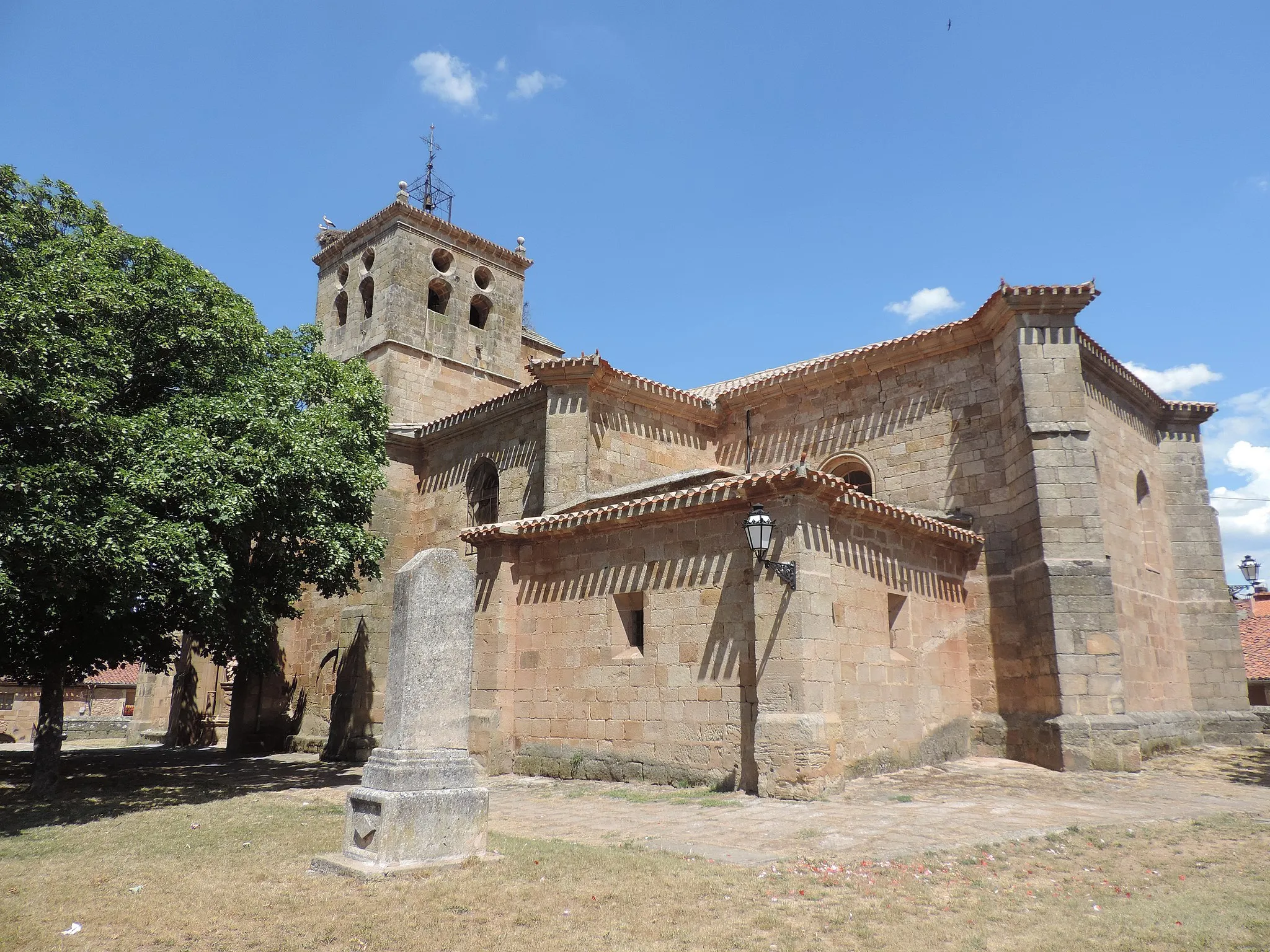 Photo showing: Fotografía de la iglesia parroquial de Santa Maria de Salas de los Infantes
