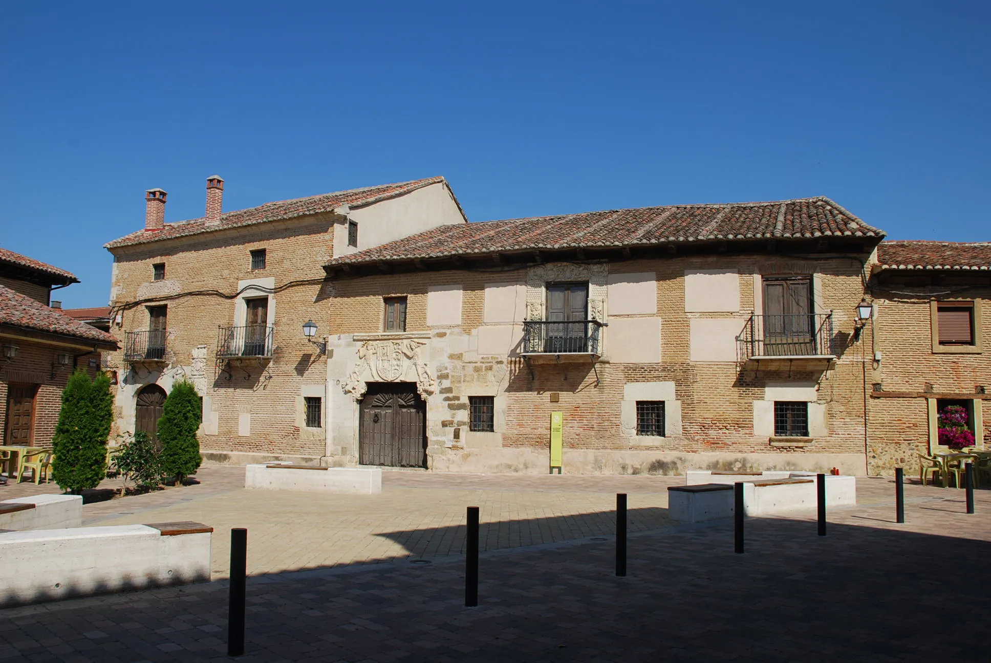 Photo showing: View of the Manor house of the Marquis de La Valdavia. Located in the plaza of the Marquis de la Valdavia in Saldaña (Palencia, Castile and León). It is one of the most interesting buildings in Saldaña, finding integrated by the union of two large stately homes in its day, two and three heights which today form a single House, owned by the current located the Marquis, Mr. Mariano Osorio Lamadrid. This is a set with continuous renovations to a common source around the 15th century - 16th, and strongly remodeled in the 17TH and 18th centuries. Example of the bold and plastic Spanish Renaissance architecture. Highlight their noble cover, shields as a bear claw hung on one of the beams of the roof, which legend says was hunted by an ancestor of the current Marquis.