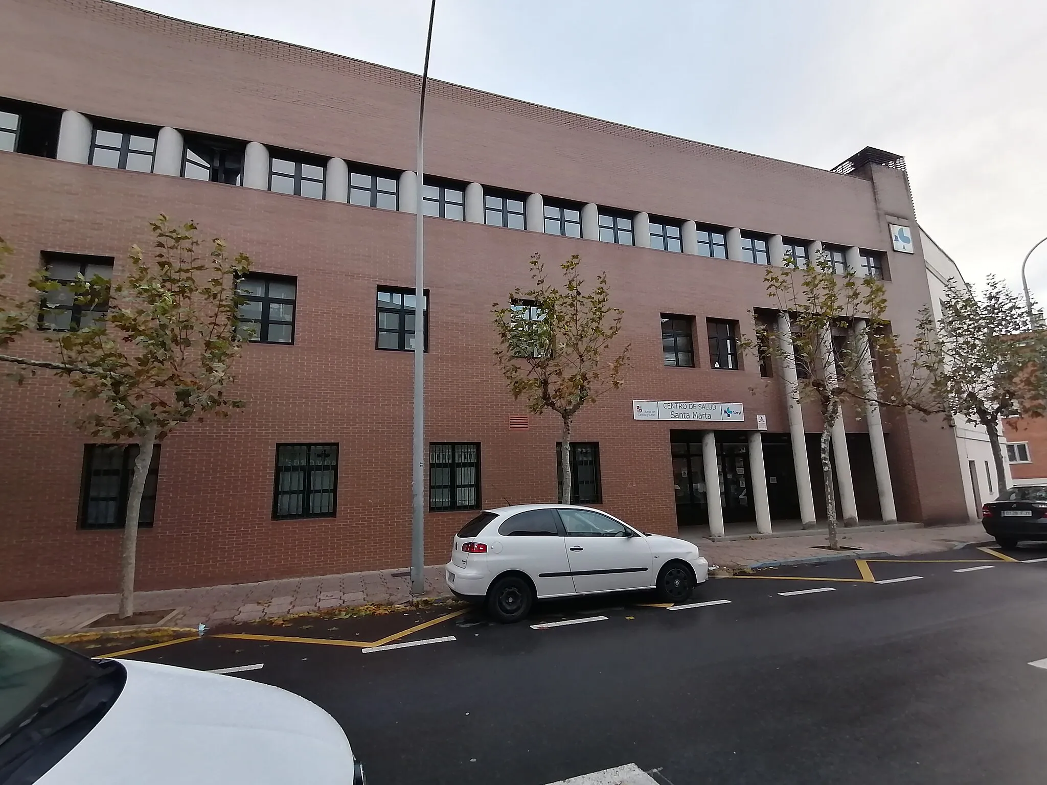 Photo showing: Vista general de la fachada y entrada del Centro de Salud de Santa Marta de Tormes, Salamanca