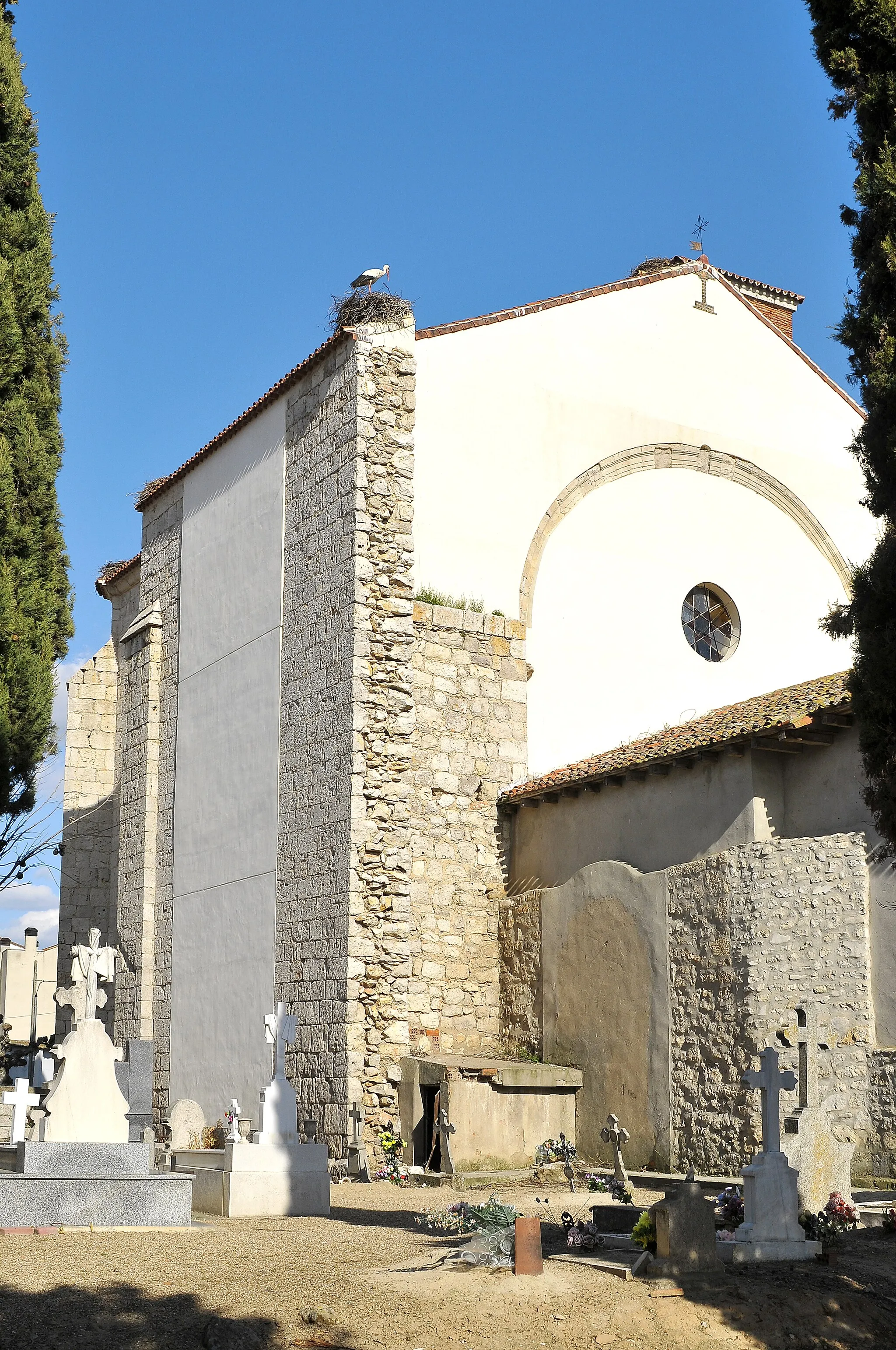 Photo showing: Back side of the St. John the Baptist parish church and cemetery. Santovenia de Pisuerga, Valladolid, Castile and León, Spain