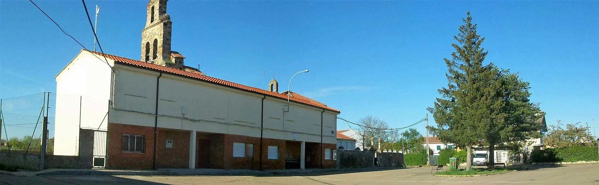 Photo showing: Panorámica de la plaza mayor del pueblo.