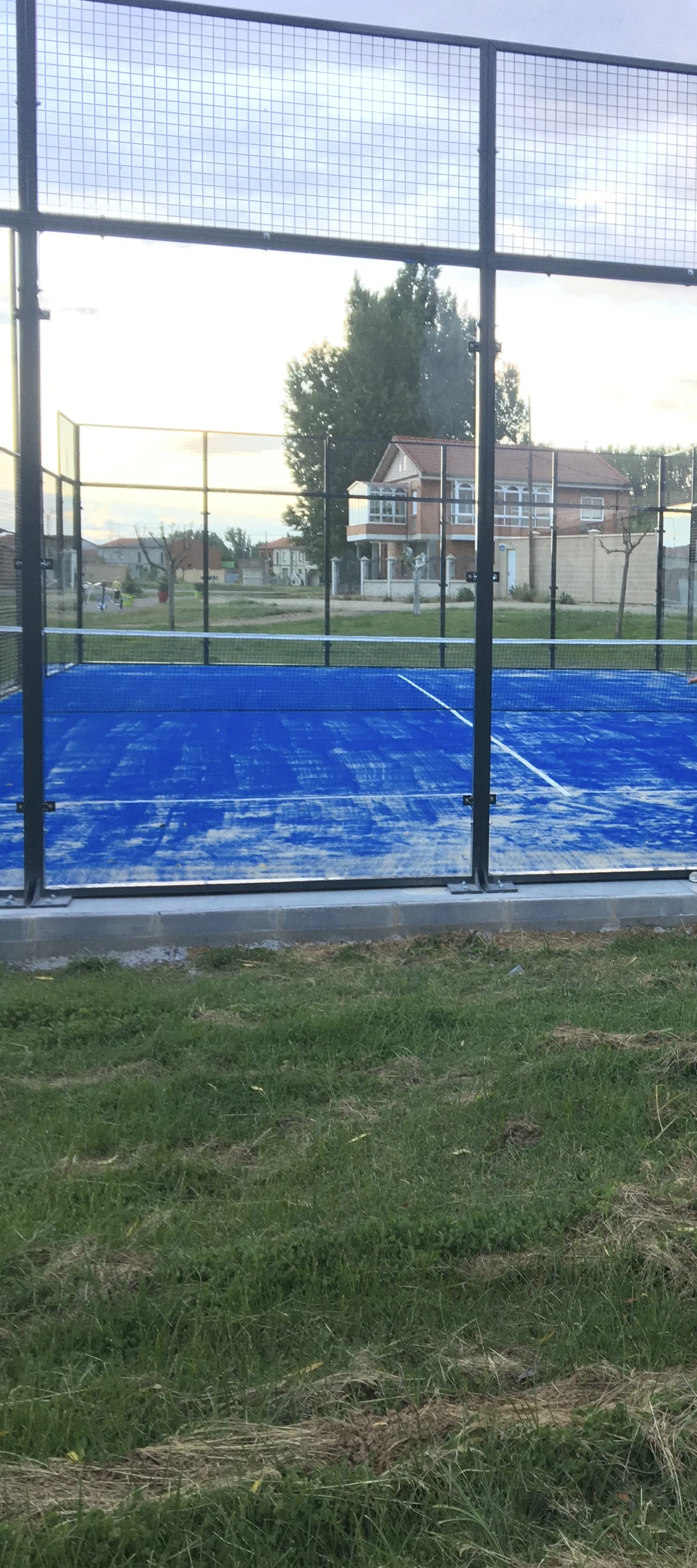 Photo showing: Pista de padel situada al lado del parque de Santa Colomba de la Vega