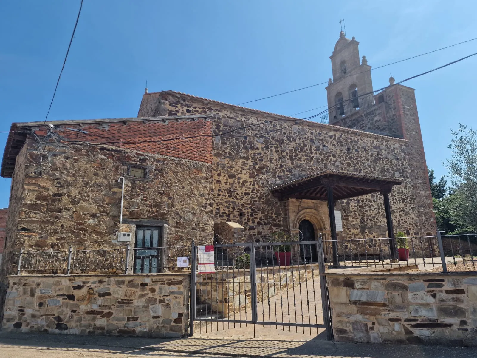 Photo showing: Iglesia Santa Colomba de la Vega