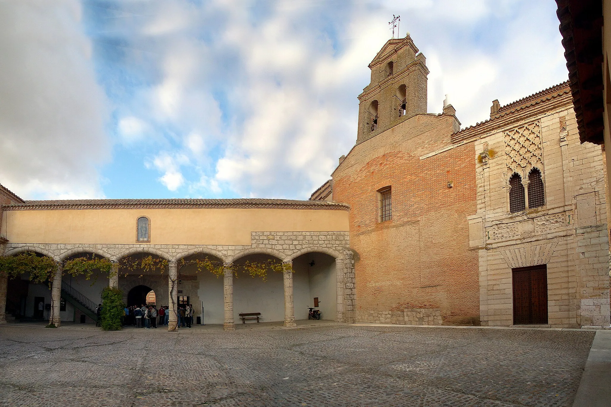 Photo showing: Atrio de entrada alre al monasterio-palacio de Las Claras, en tordesillas (Valladolid, España)