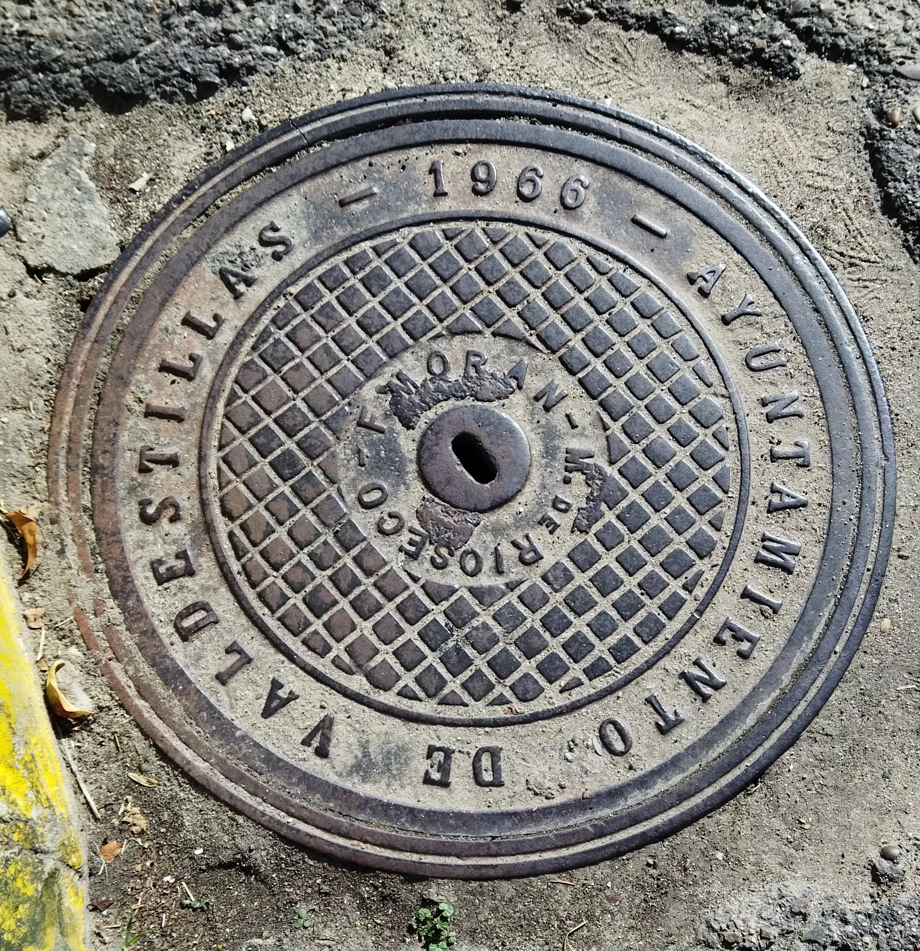 Photo showing: Tapa de alcantarilla en Valdestillas, en Valladolid.