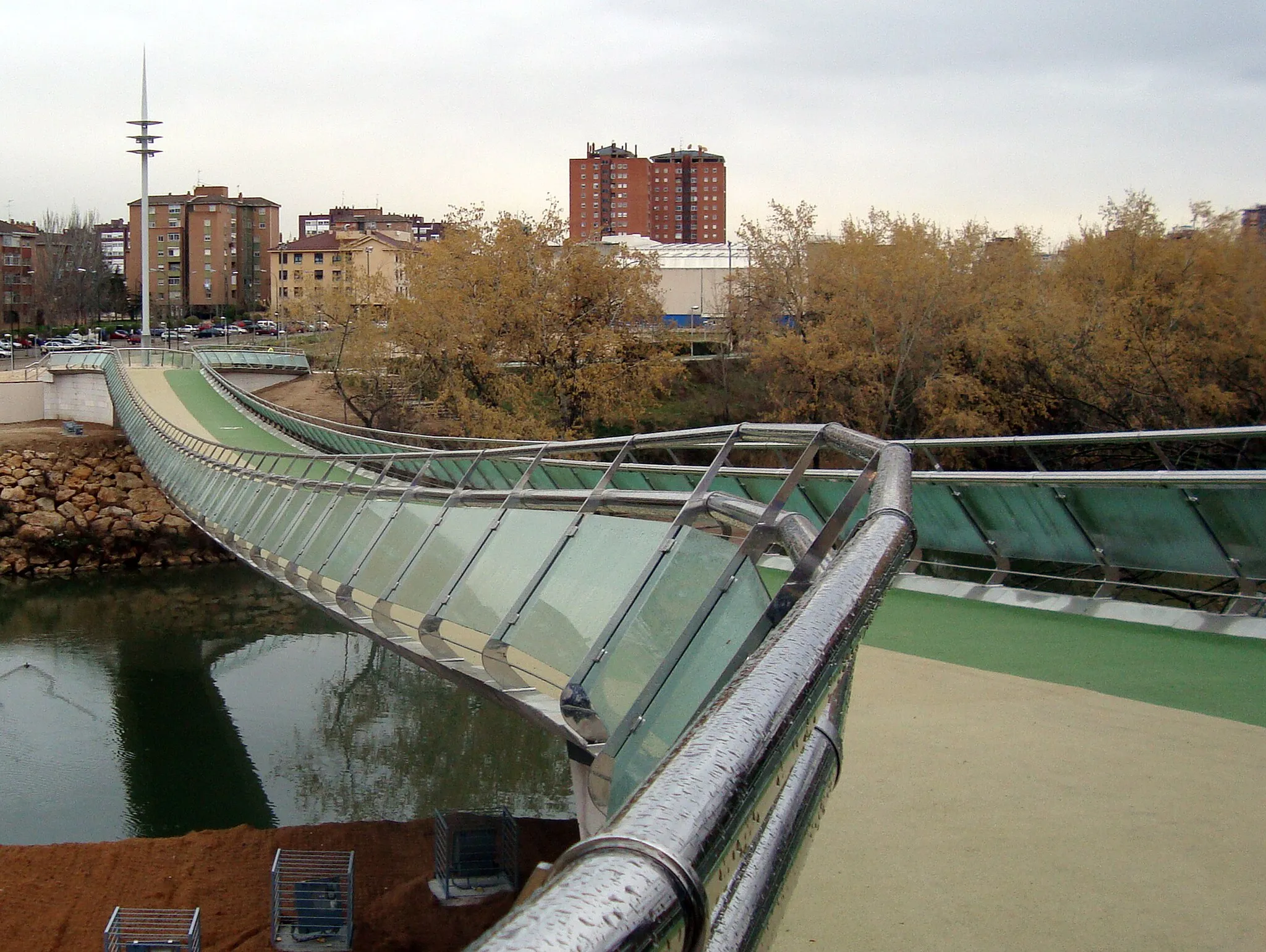 Photo showing: Pasarela para uso peatonal y ciclista Doctor D. Pedro Gómez Bosque, sobre el río Pisuerga en Valladolid, en el día de su inauguración. Se trata de la banda tesa (span band) sustentada sobre pletina metálica récord del mundo, con 85 m de luz. Vista desde el estribo izquierdo, lado de aguas abajo.