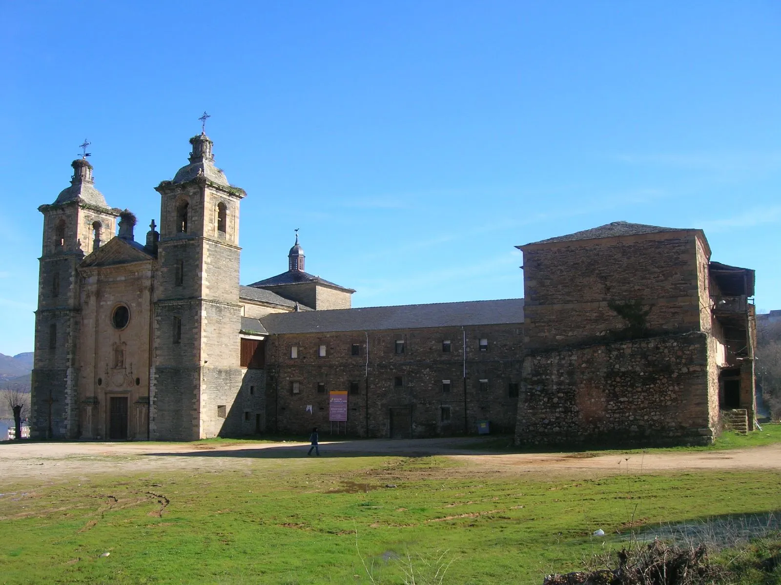 Photo showing: El  monasterio de San Andrés de Espinareda, nombre con el que es conocido históricamente, está situado en el Bierzo, provincia de León, en el curso medio del río Cúa.
Vuela hasta esta localización.

Necesitas el programa Google Earth.