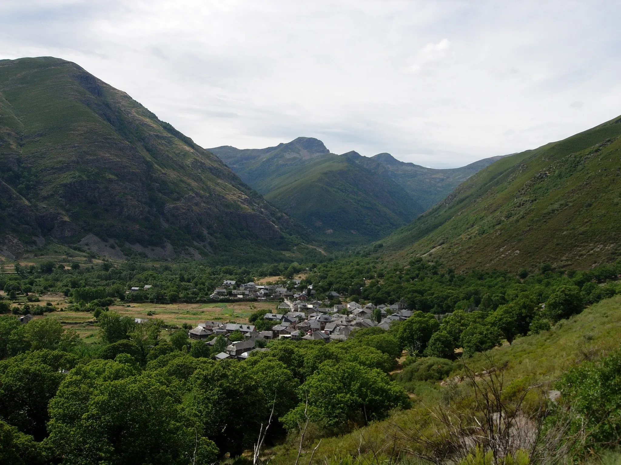 Photo showing: Imagen del pueblo de Burbia, en el municipio de Vega de Espinareda (provincia de León, España)