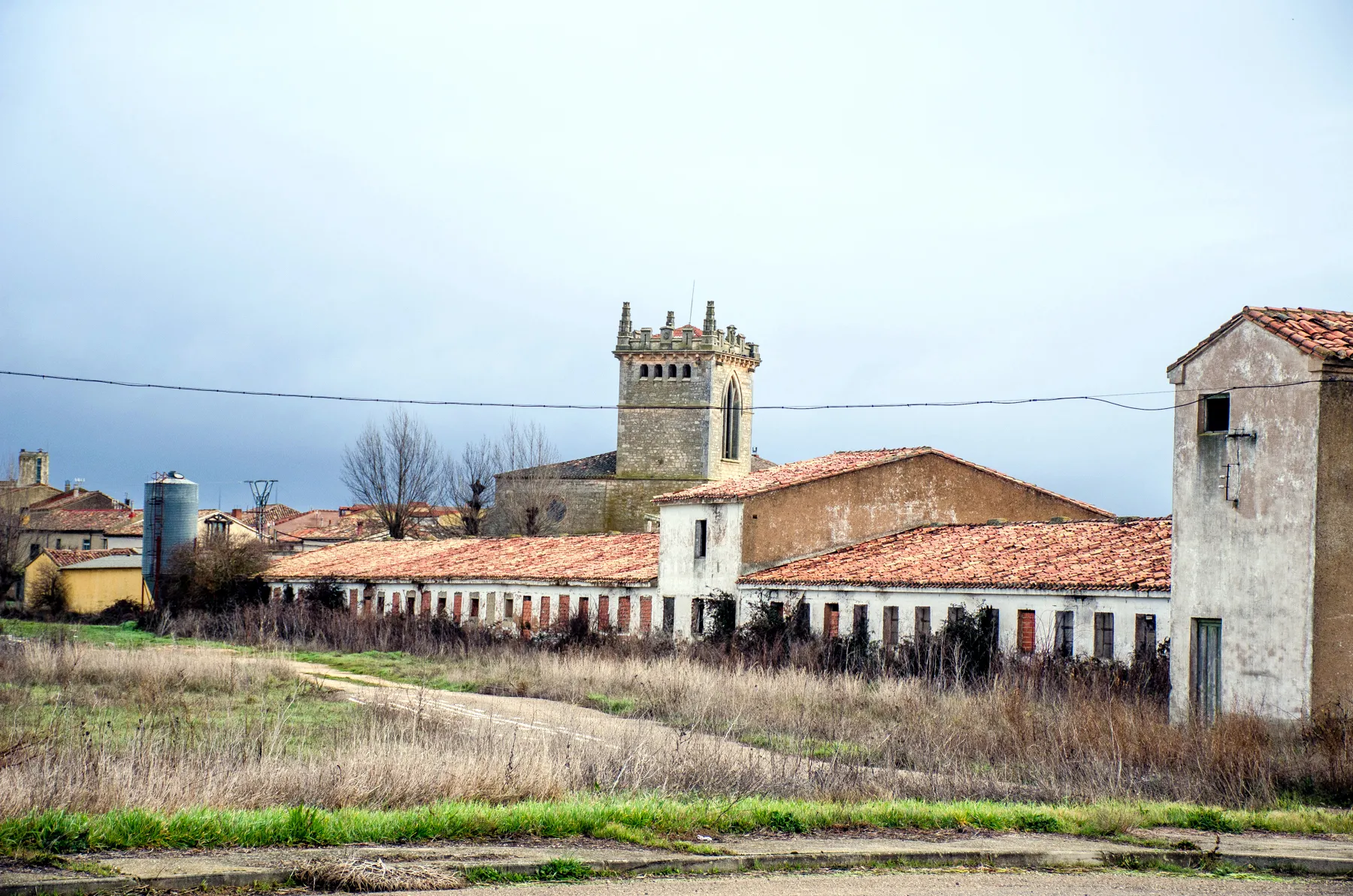 Photo showing: Villadiego. Antiguos gallineros a la salida hacia Sotresgudo. Al fondo, iglesia de San Lorenzo.