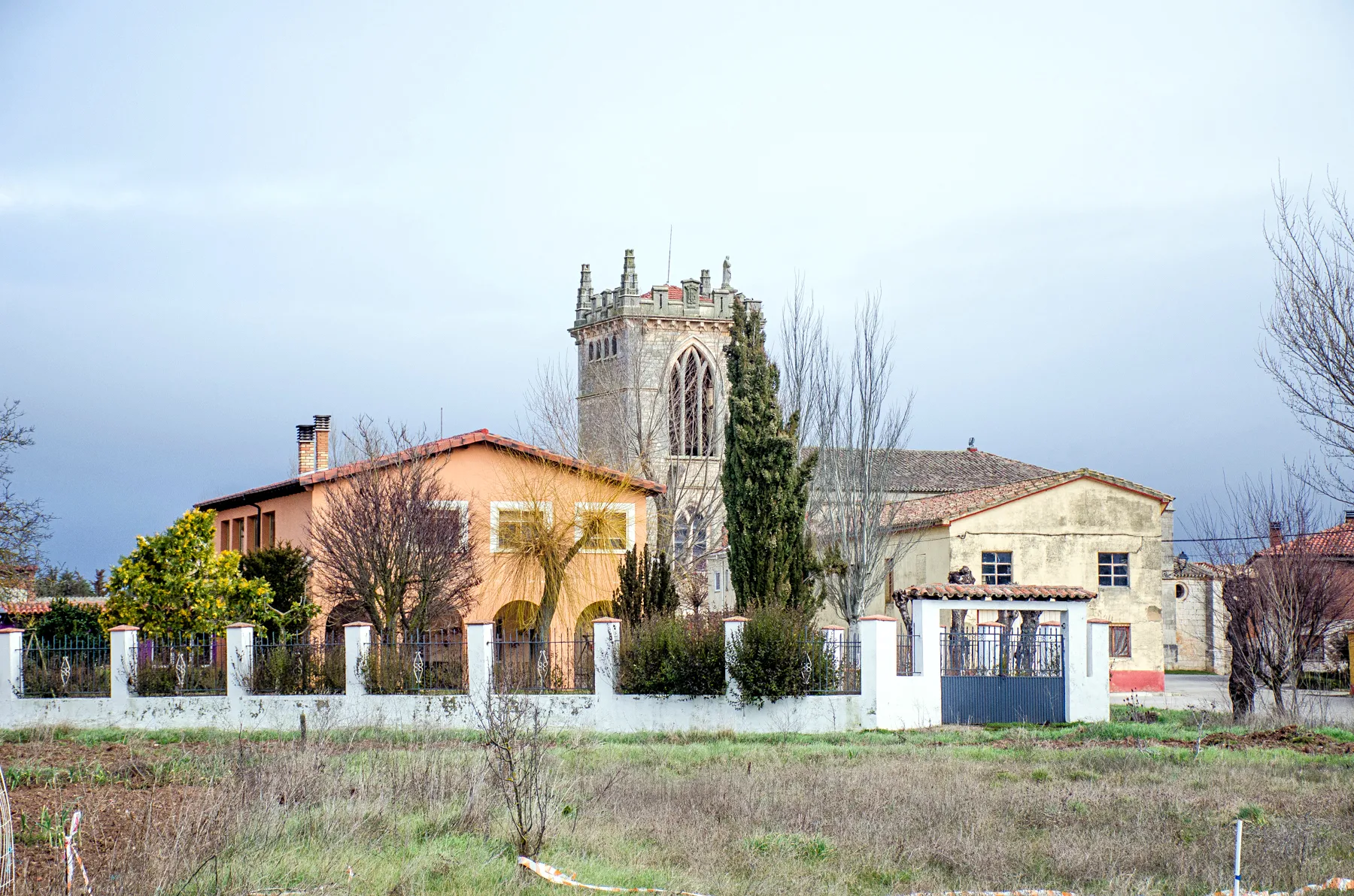 Photo showing: Villadiego. Casas e iglesia de San Lorenzo.