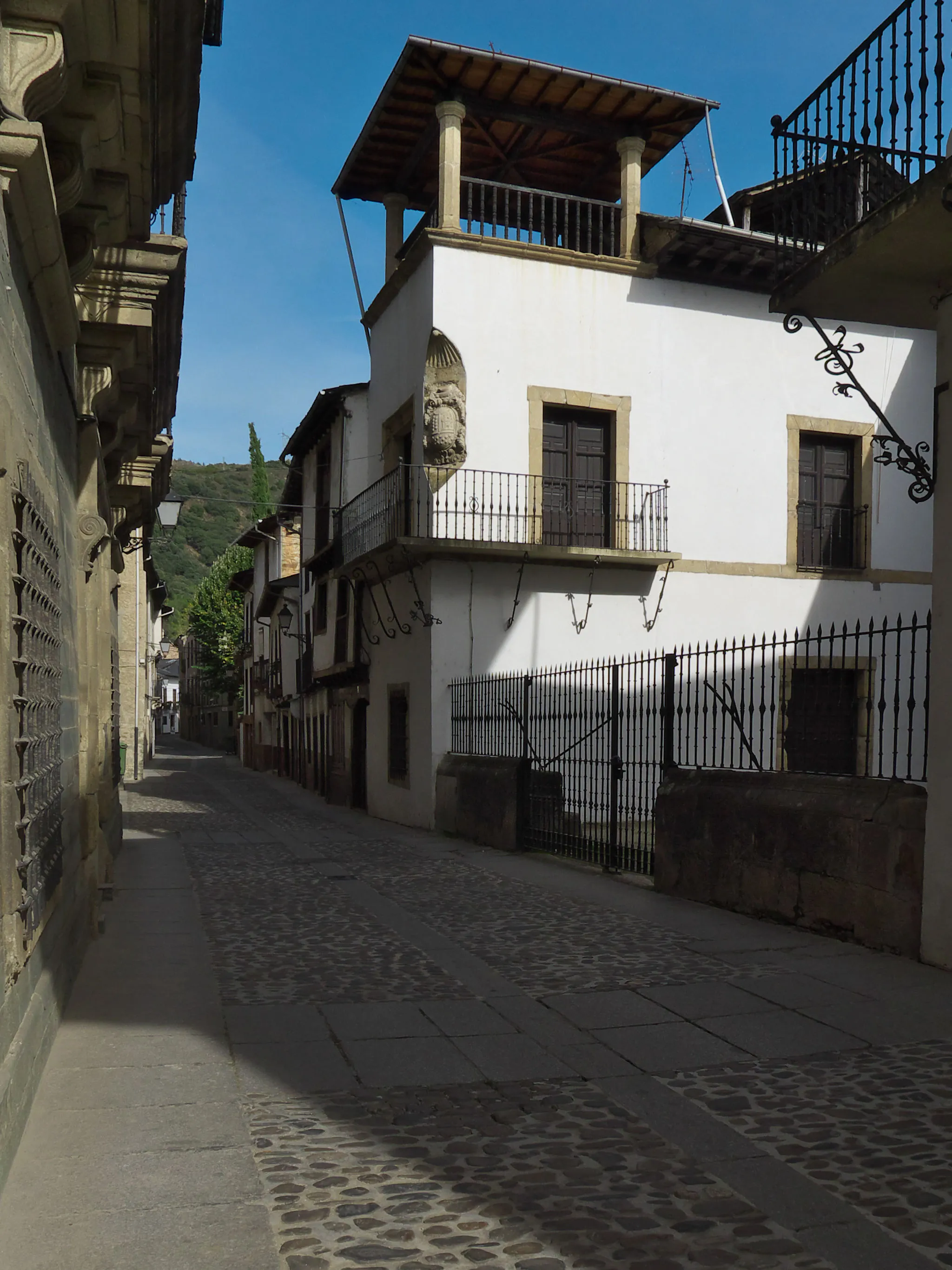 Photo showing: Famosa calle por sus edificios representativos de la historia villafranquina.