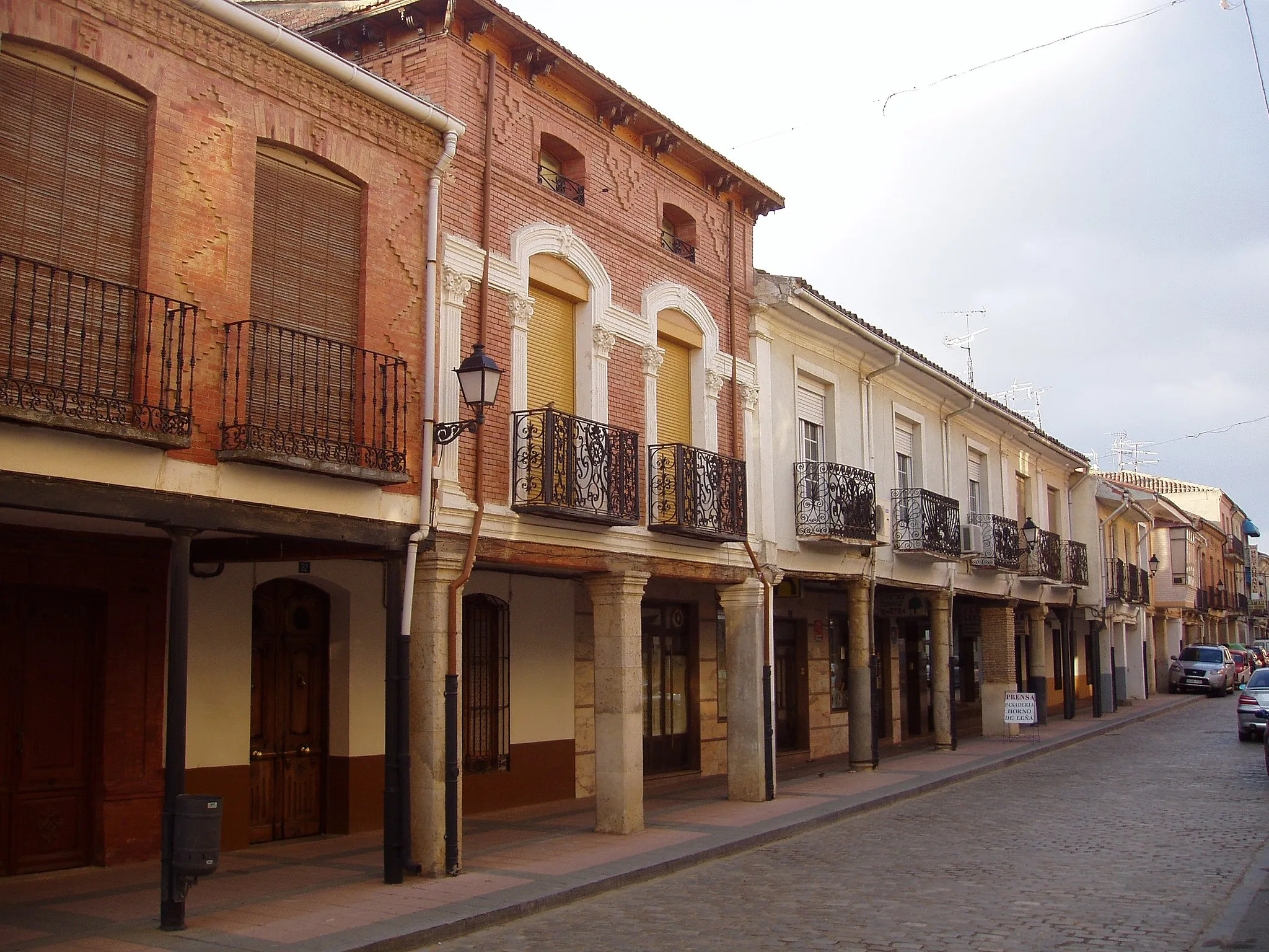 Photo showing: Casas sobre soportales (en este caso de piedra o hierro) en la Rua de Villalón de Campos. Las calles asoportaledas son tradicionales en las villas de Castilla y León. Villalón de Campos (Tierra de Campos), provincia de Valladolid, España.