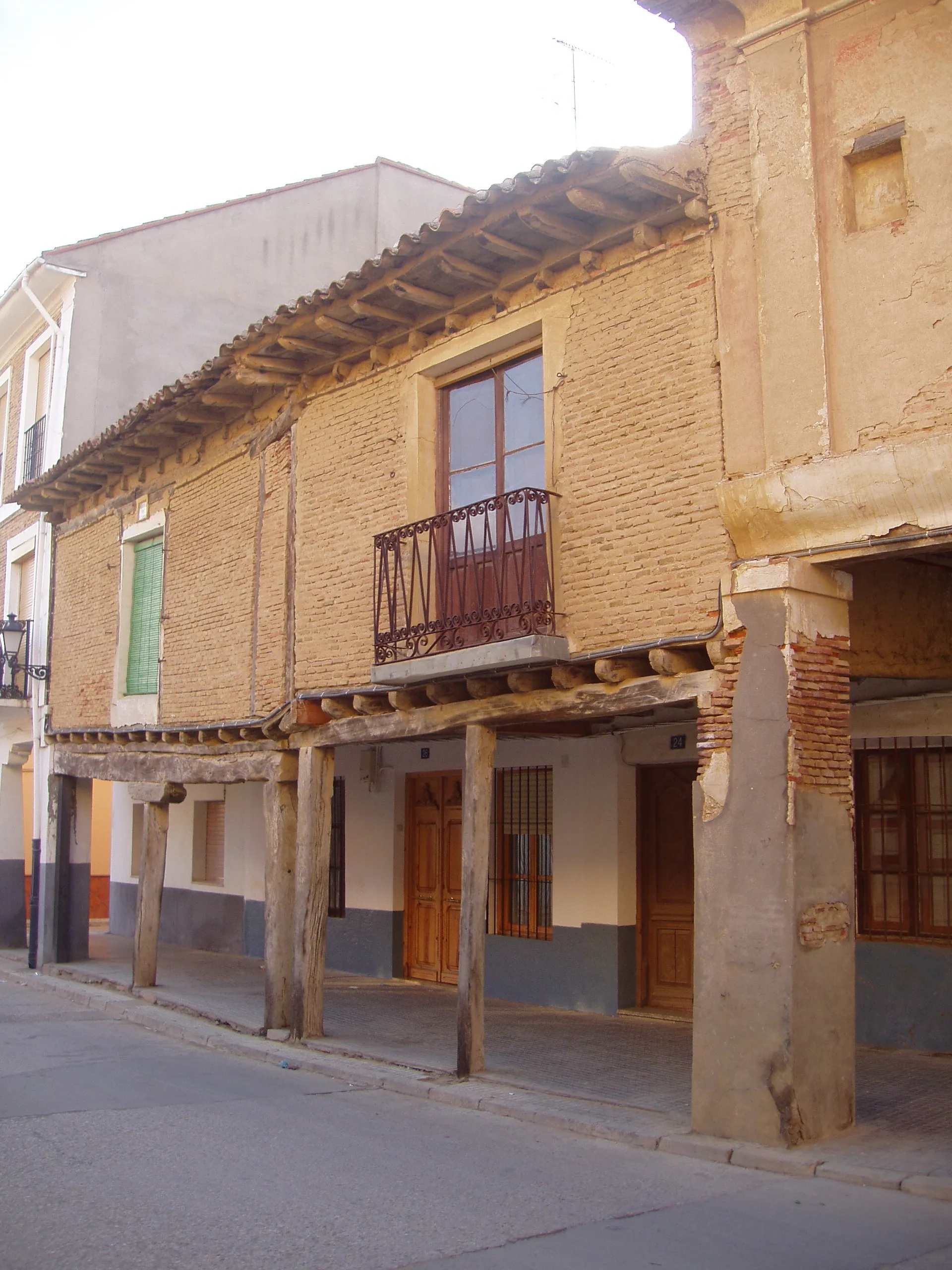 Photo showing: Casas de ladrillo sobre soportales (en este caso de postes de madera con jabalcones). Las calles asoportaledas son tradicionales en las villas de Castilla y León. Villalón de Campos (Tierra de Campos), provincia de Valladolid, España.