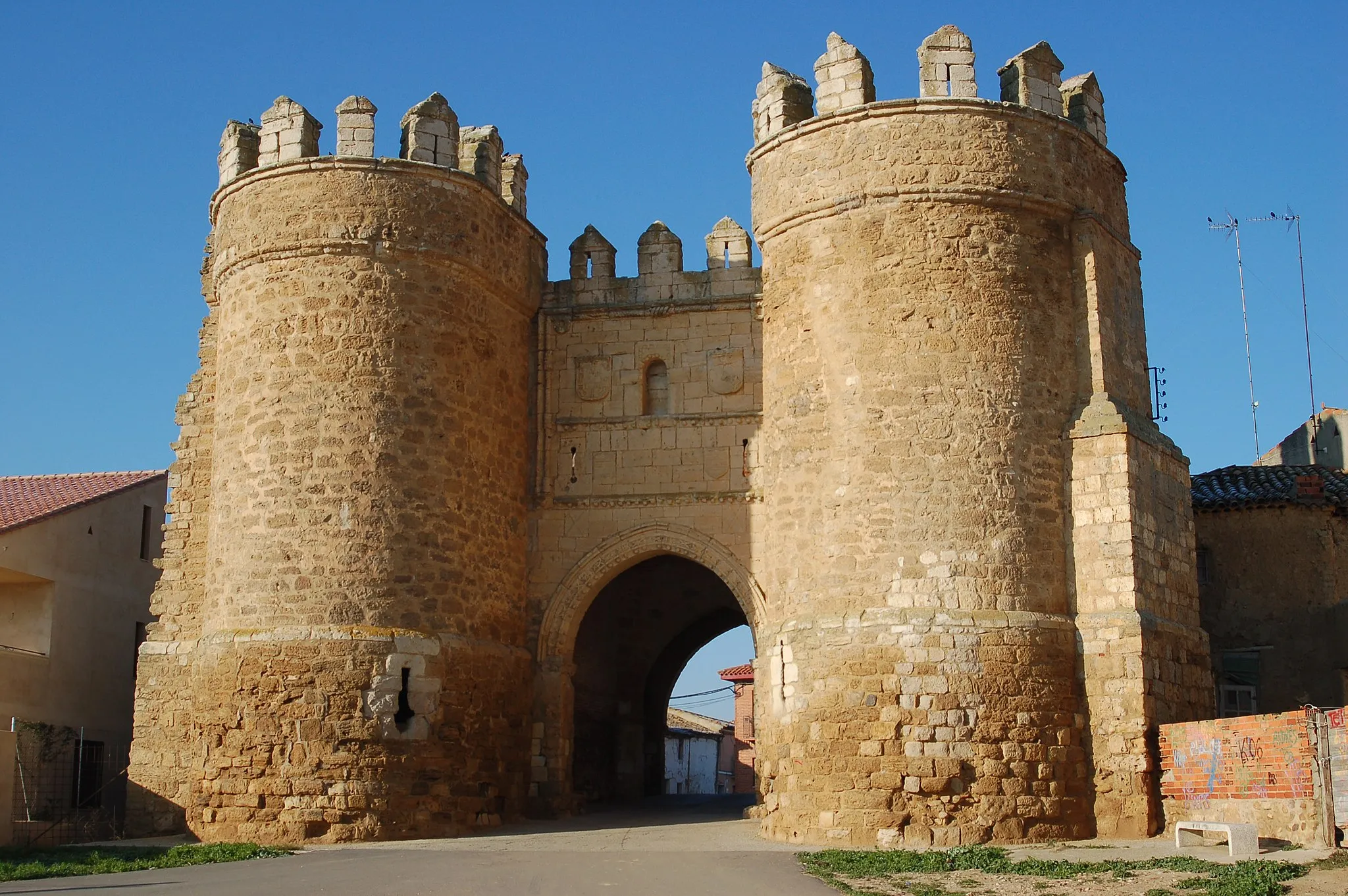 Photo showing: St. Andrew's Gate or "Puerta Villa", Villalpando, Zamora, Spain