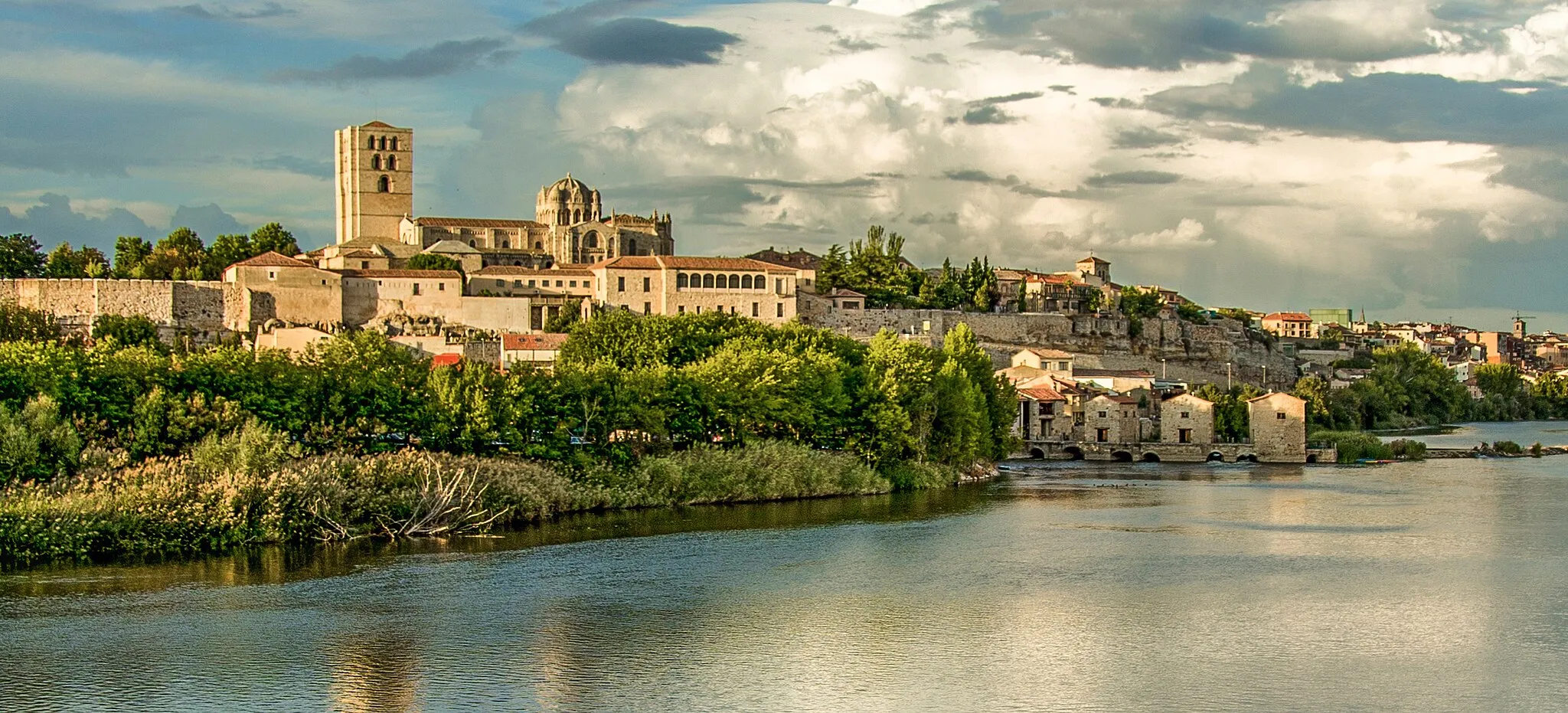 Photo showing: View of the Cathedral of Zamora surrounded by the Duero river.