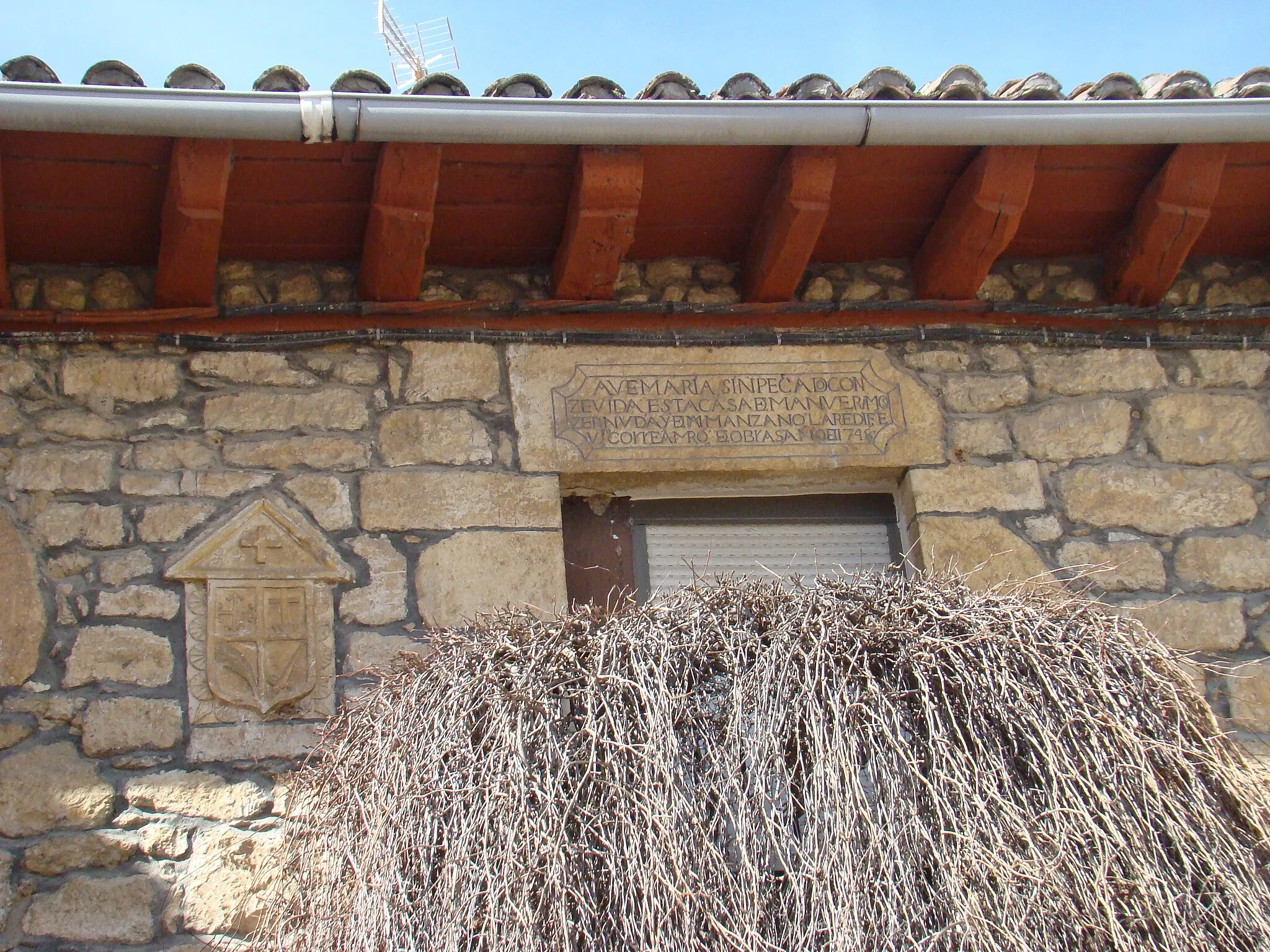 Photo showing: Zaratán, Valladolid (España). Casa que perteneció probablemente a un familiar del Santo Oficio a juzgar por el emblema que ostenta. Está situada en la acera de la plaza Mayor que en tiempos anteriores era la continuación de la calle del Pozo.