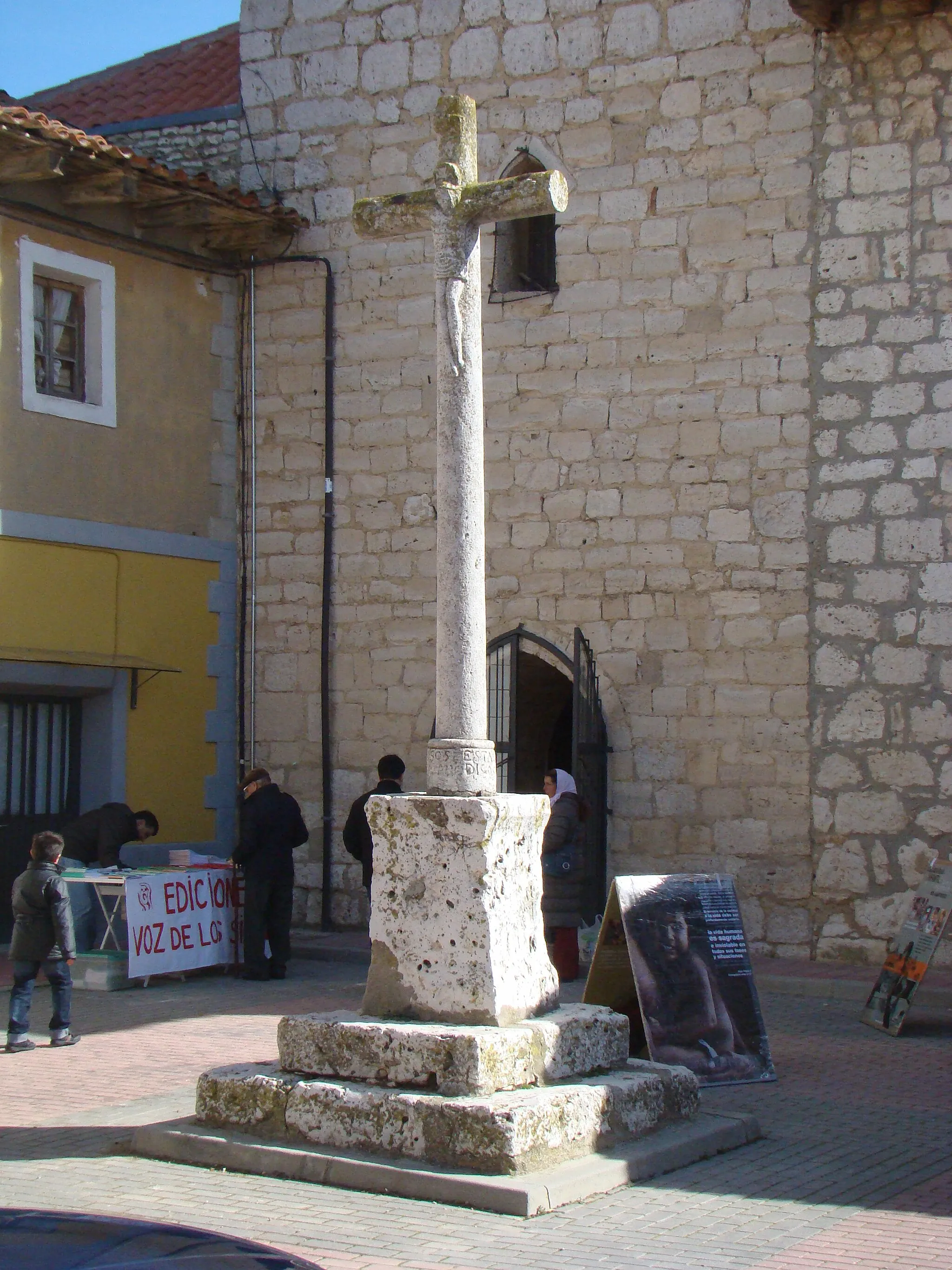 Photo showing: Iglesia parroquial de San Pedro Apóstol de la localidad de Zaratán , Valladolid, España. Es del siglo XVII. Delante hay una cruz de piedra perteneciente a un humilladero desaparecido.