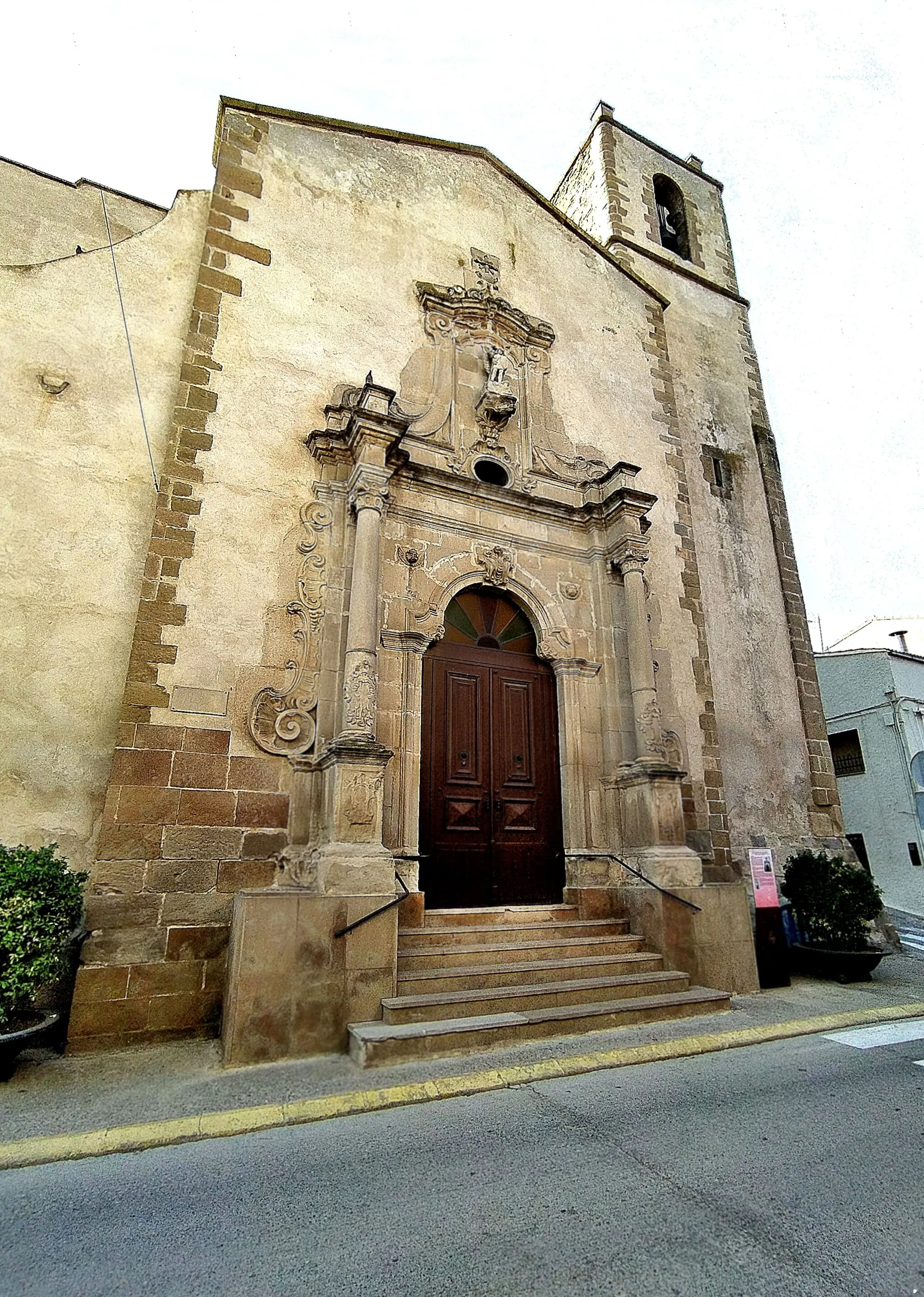 Photo showing: El principal monumento de Alcoletge (Lleida) es la iglesia de San Miguel de Arcángel, una construcción de estilo barroco clasicista erigida a mediados del siglo XVIII.
