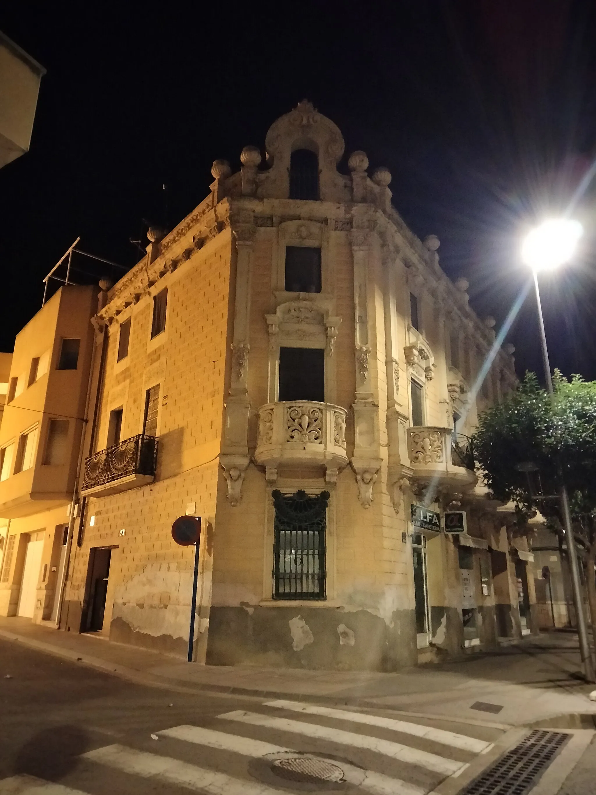 Photo showing: Casa Morales-Talarn, av. de la Ràpita 60 - c. Ronda (Amposta)