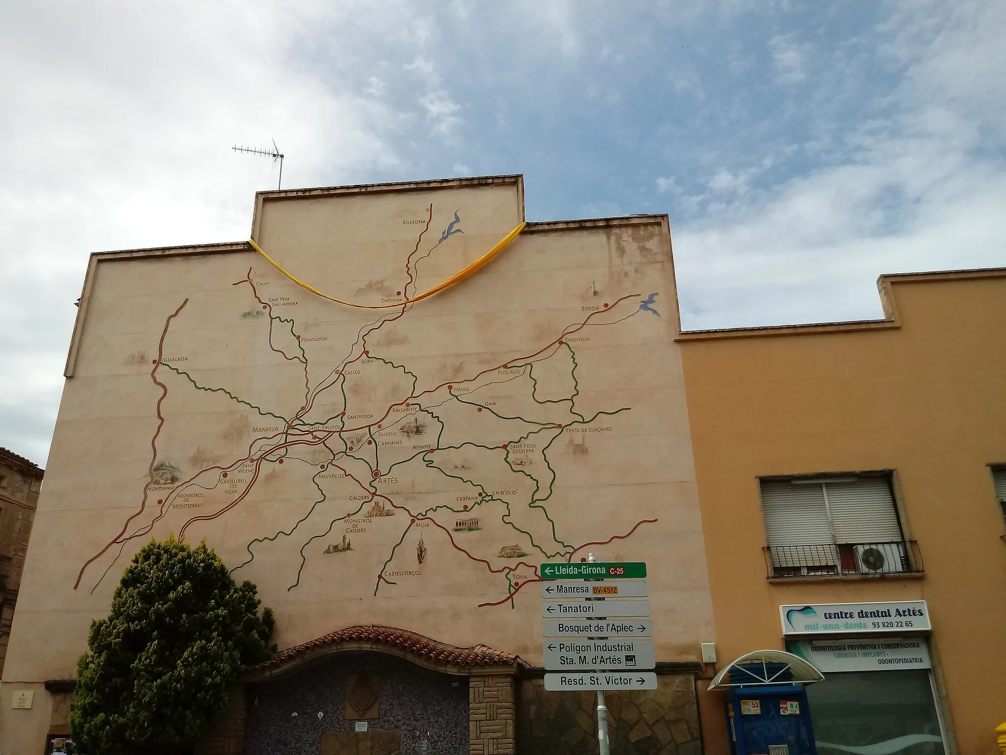 Photo showing: Curioso mapa ubicado en una fachada de la Carretera de Prats, en Artés, en el que se detalla la Comarca.