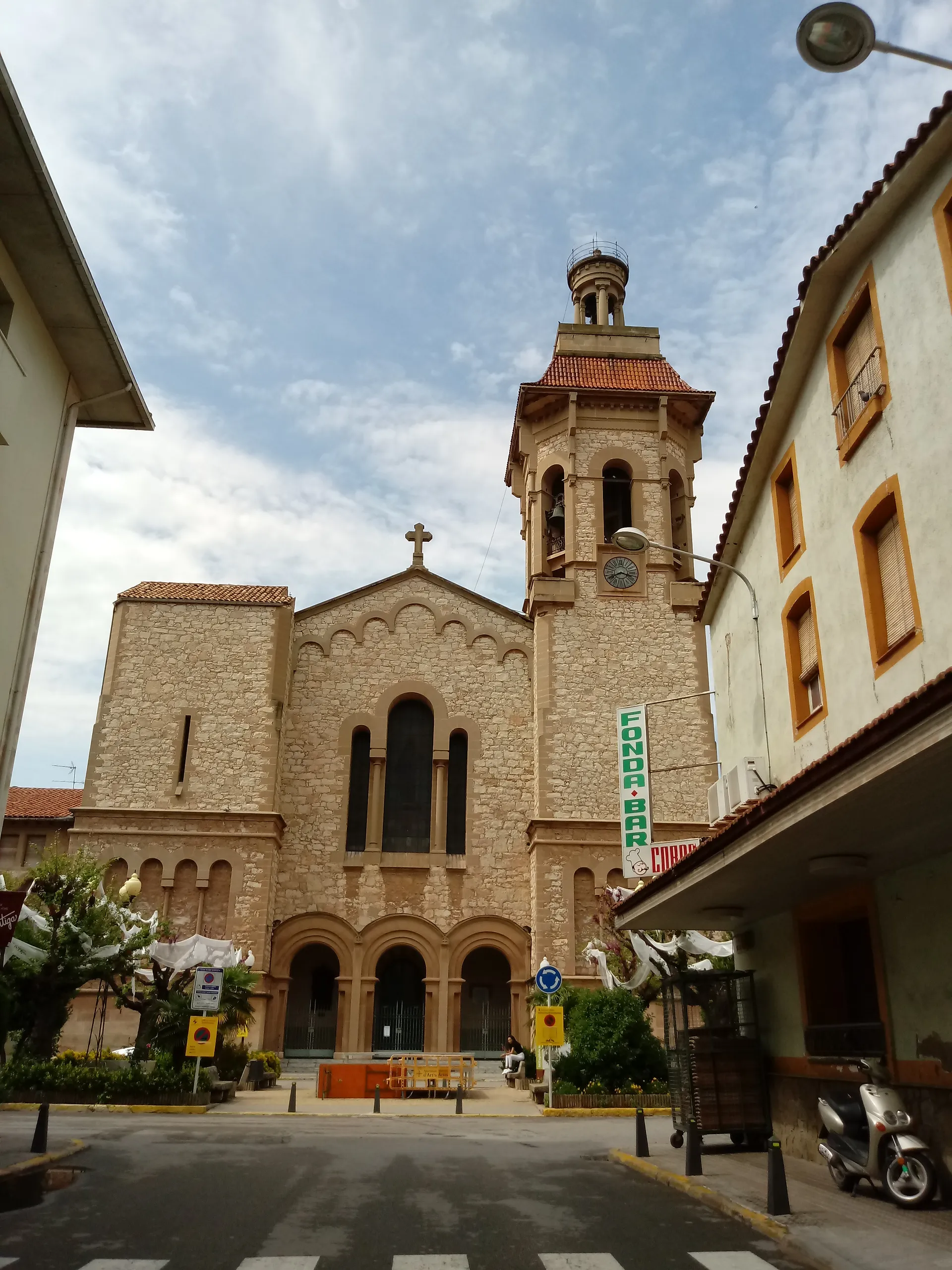 Photo showing: Fachada principal de la Iglesia Románica de Santa María de Artés, en la comarca del Bages, en la provincia de Barcelona.