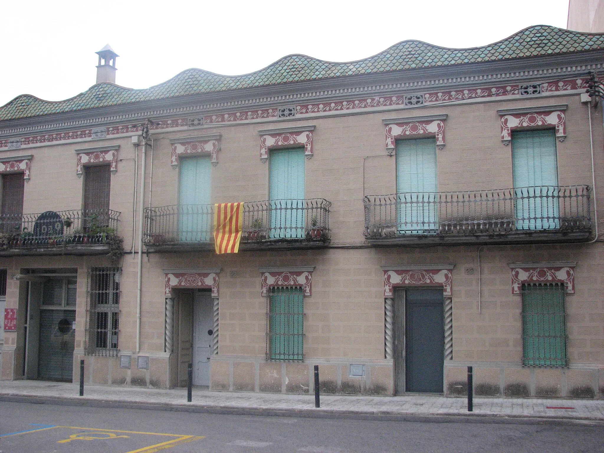 Photo showing: Cases unifamiliars a la plaça Perpinyà, 21-23 (Banyoles)