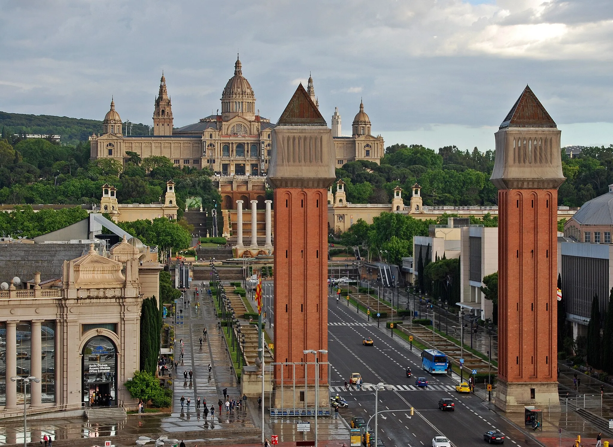 Photo showing: Avinguda de la Reina Maria Cristina, Barcelona (for the buildings in detail: see annotations).