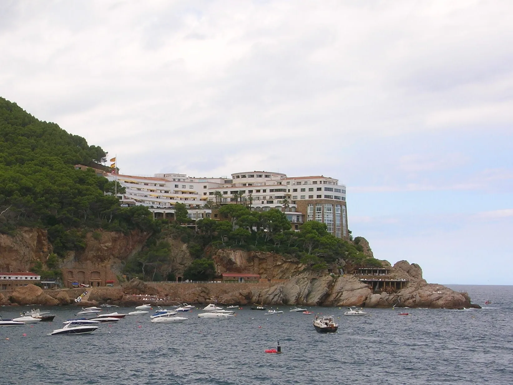 Photo showing: Antic Hotel "Cap sa Sal" reconvertit ara en zona residencial (apartaments), Begur - Catalunya
