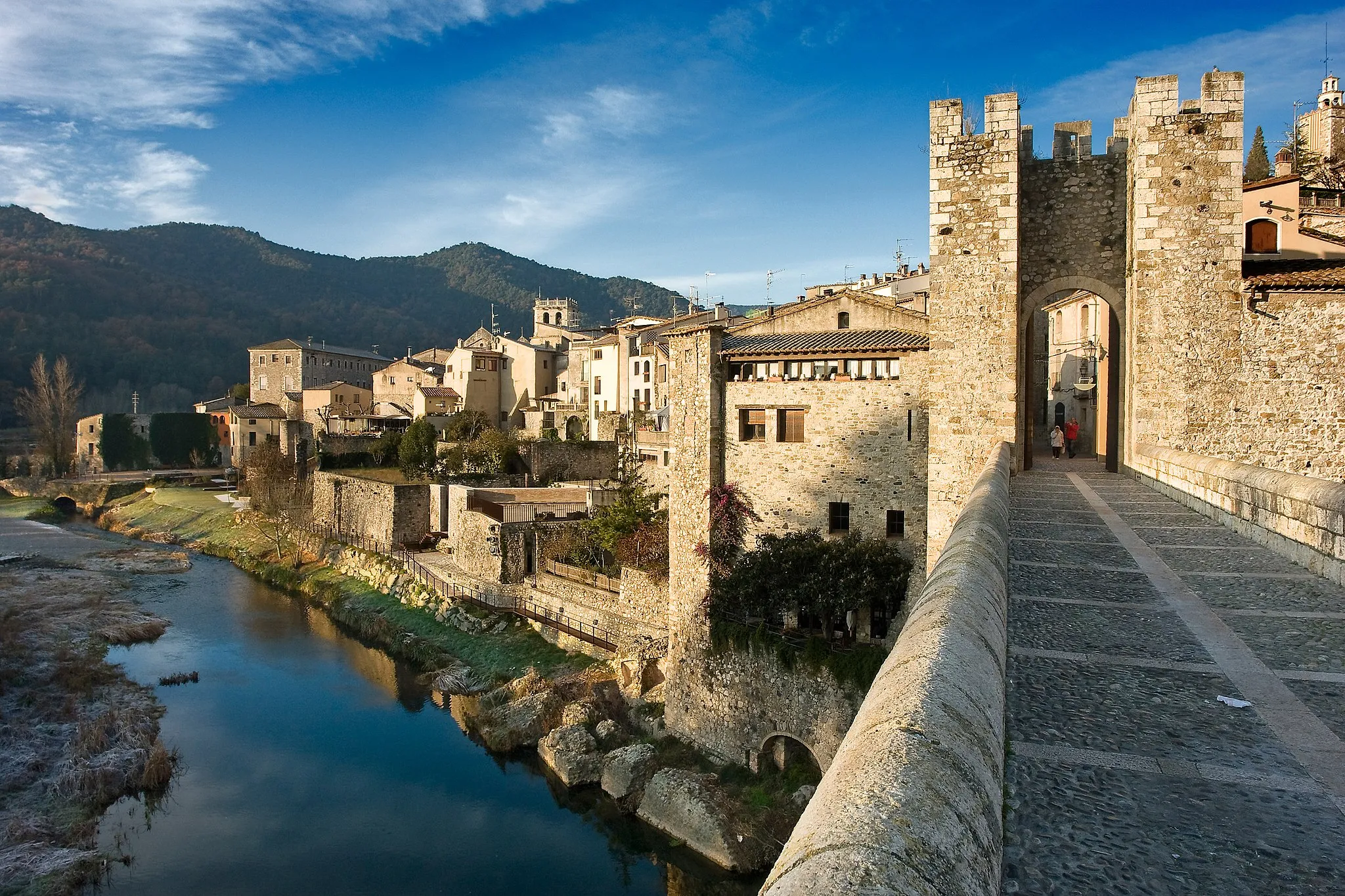 Photo showing: View of the historic complex of Besalú, a fortified medieval village with access by its famous Romanesque bridge shown in the foreground