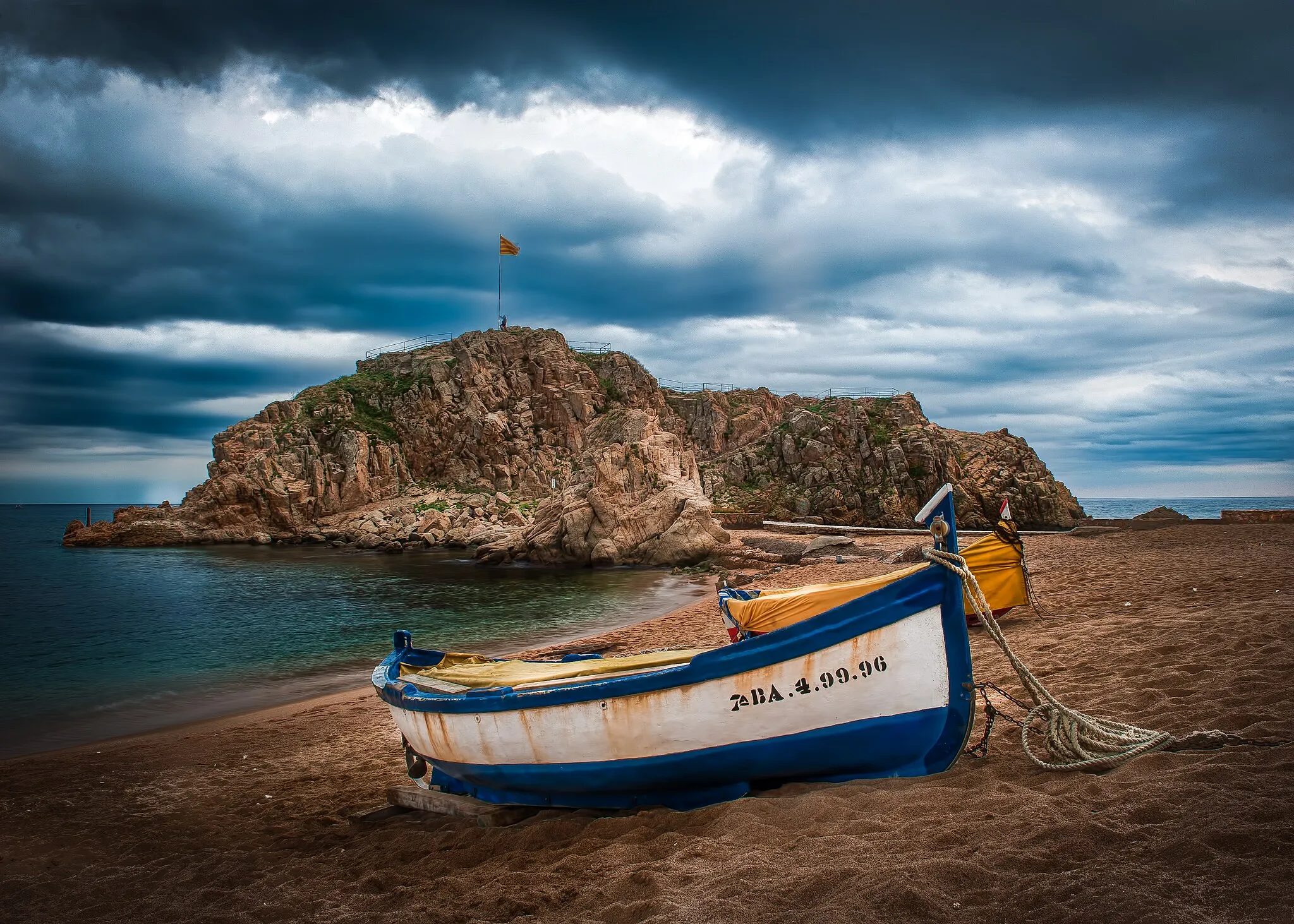 Photo showing: Overlook of the  Sa Palomera Rock from the beaches of Blanes