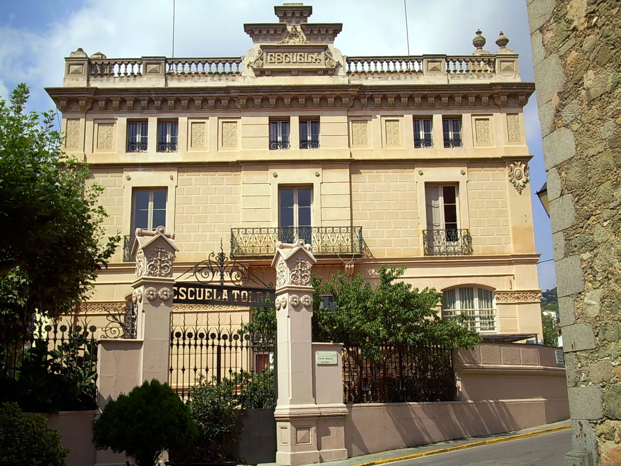 Photo showing: Escoles Tolrà, a Cabrils, seu de l'Escola Municipal de Música, (1904).
