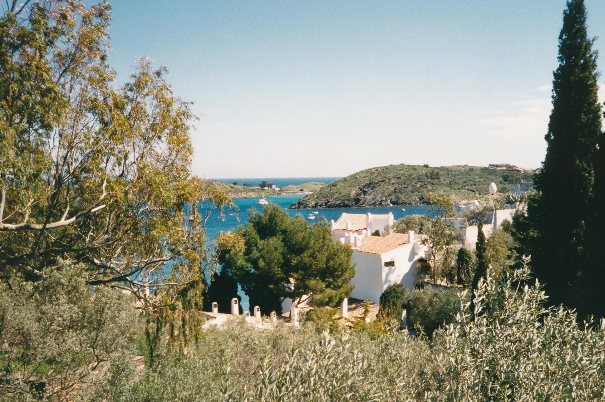 Photo showing: Blick über Port Lligat (Cadaques) und Salvador Dalis Wohnhaus
Datum: 04/2006
Urheber: Michael Pfeiffer
Quelle: privates Fotoalbum des Urhebers