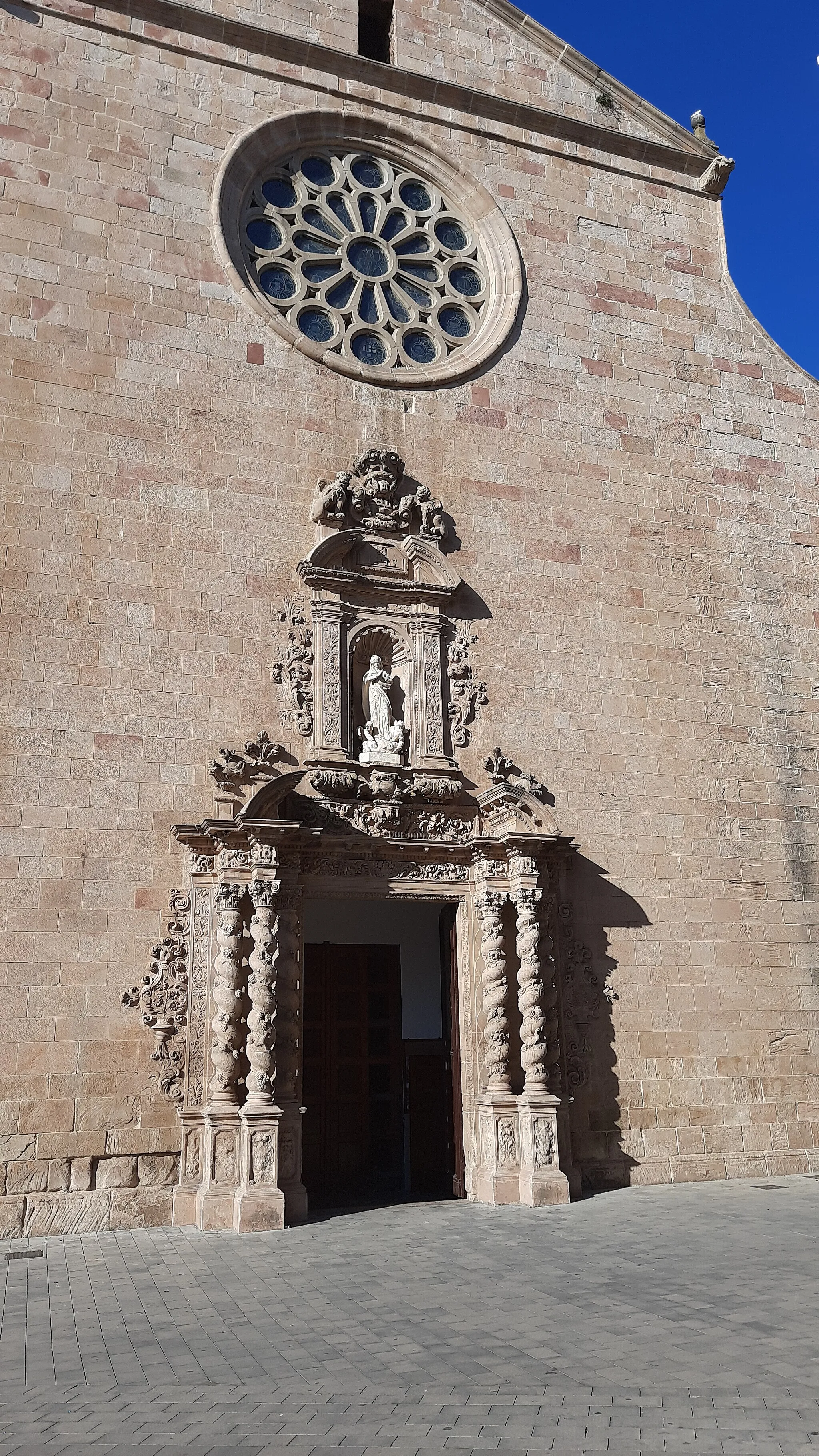 Photo showing: Façana de l'Església de Caldes.