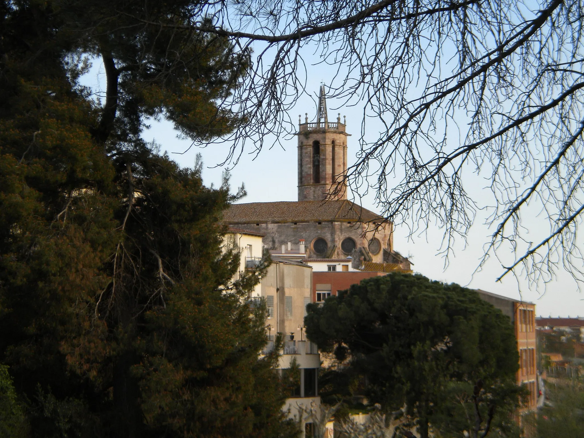 Photo showing: Església parroquial de Caldes de Montbui, des del pont del Balneari Rius