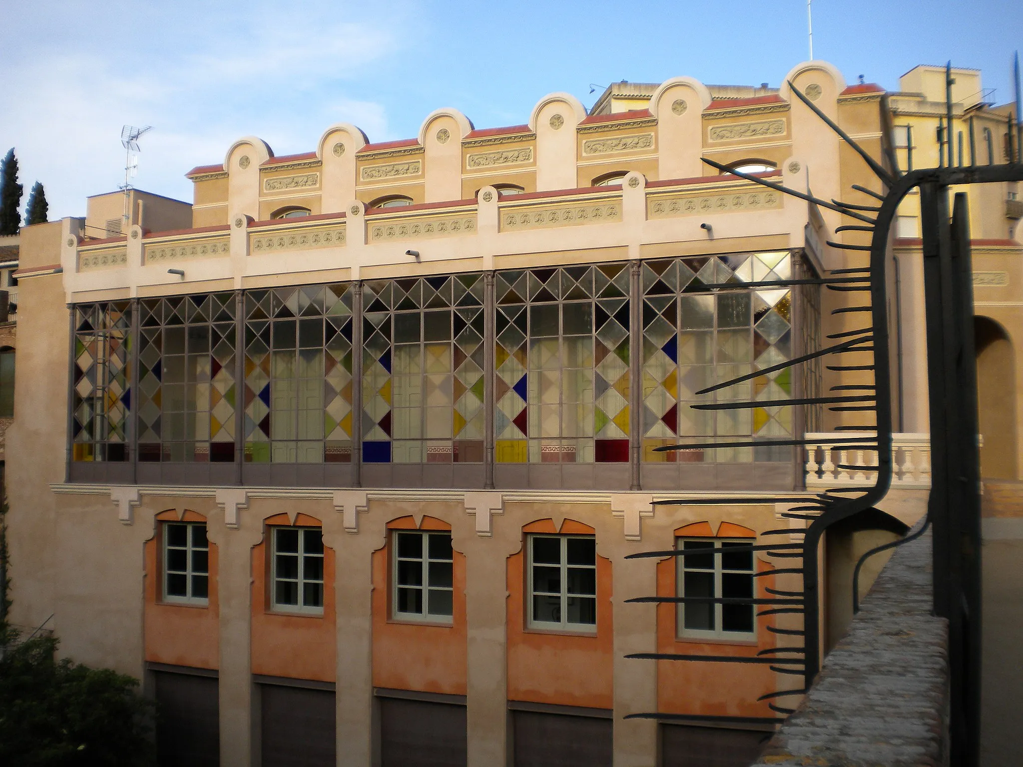 Photo showing: Balconada modernista del Balneari Rius sobre la Riera (Caldes de Montbui)