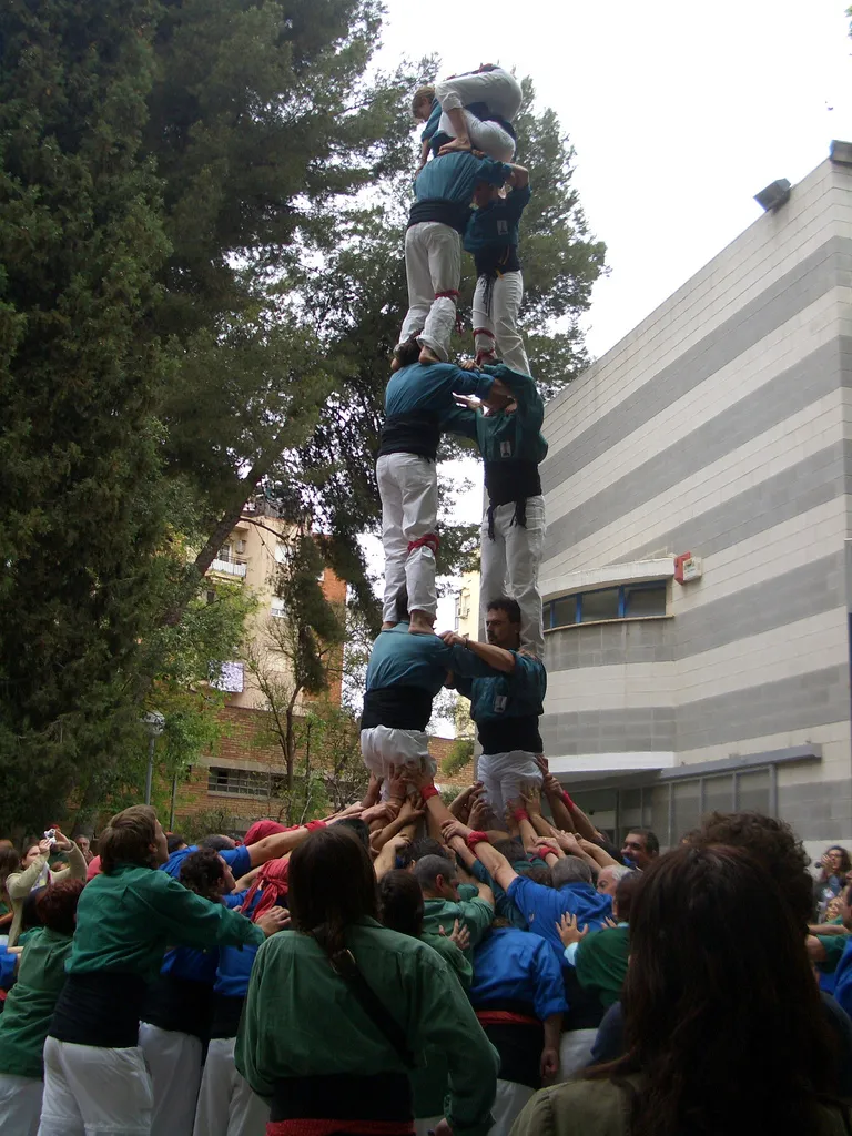Photo showing: 2 de 6 dels Castellers de Caldes de Montbui. Diada de Sant Jordi a Esplugues, any 2006