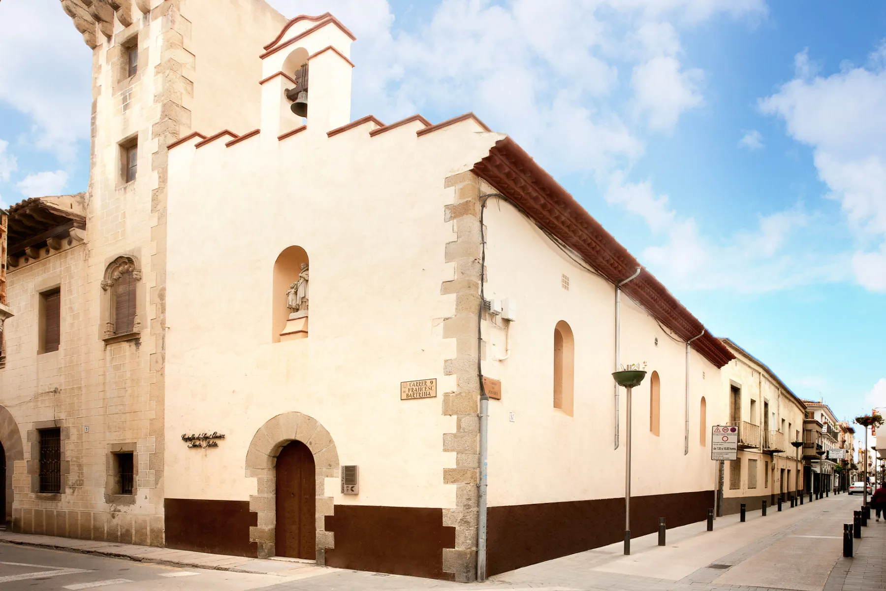 Photo showing: Antiga capella dedicada exclusivament a sant Elm, patró de mariners i navegants, des del 1476 fins al 1798, any en què s’hi van traslladar les relíquies dels patrons sant Quirze i santa Julita.
Fou també lloc de reunió del Comú i la Universitat de Calella. L’any 1936 la capella quedà greument afectada i va desaparèixer el seu valuós retaule gòtic. L’aspecte actual és fruit de la reconstrucció portada a terme per l’arquitecte Jeroni Martorell a la segona meitat de la dècada de 1940.