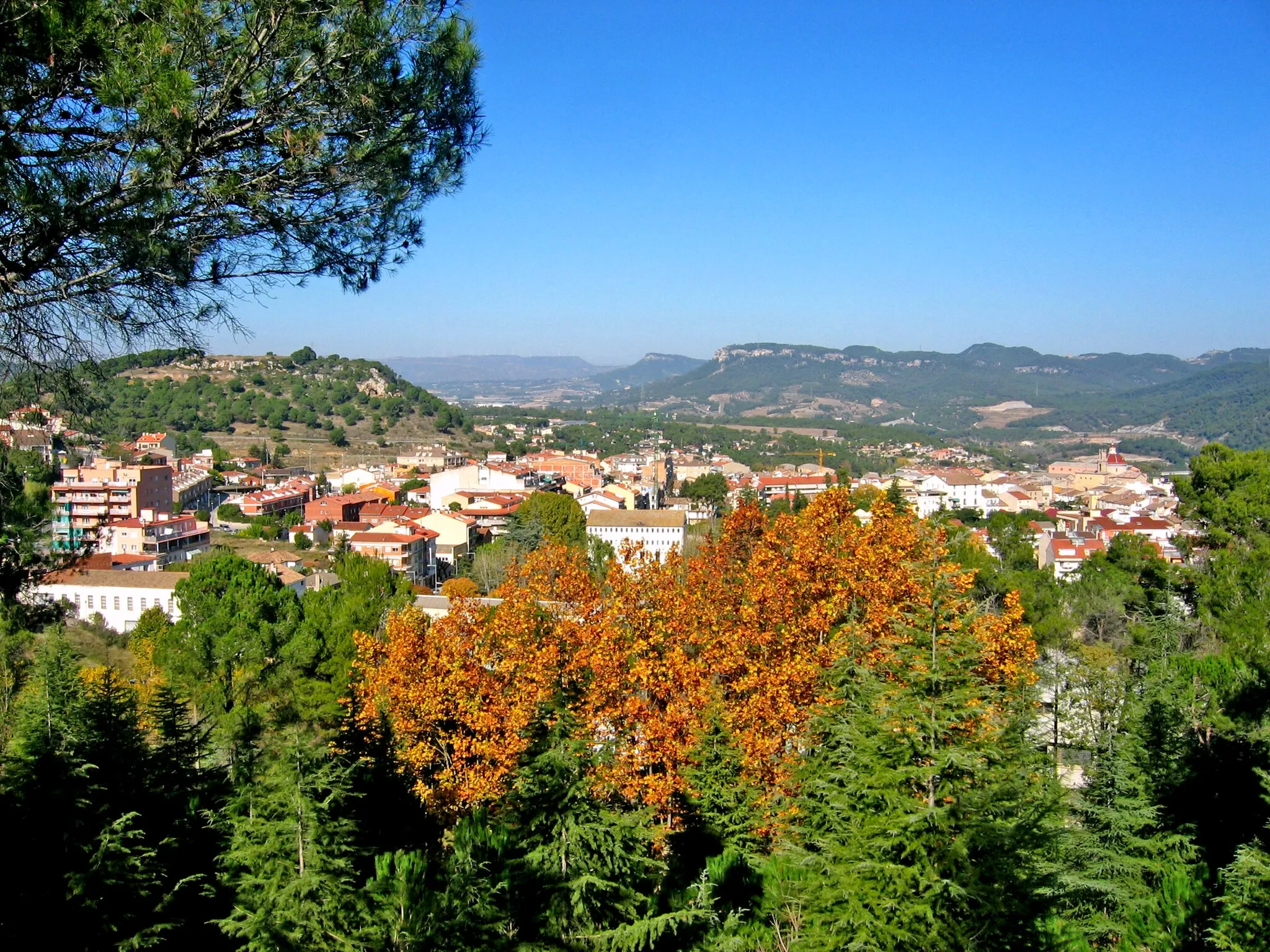 Photo showing: Capellades des del cementiri