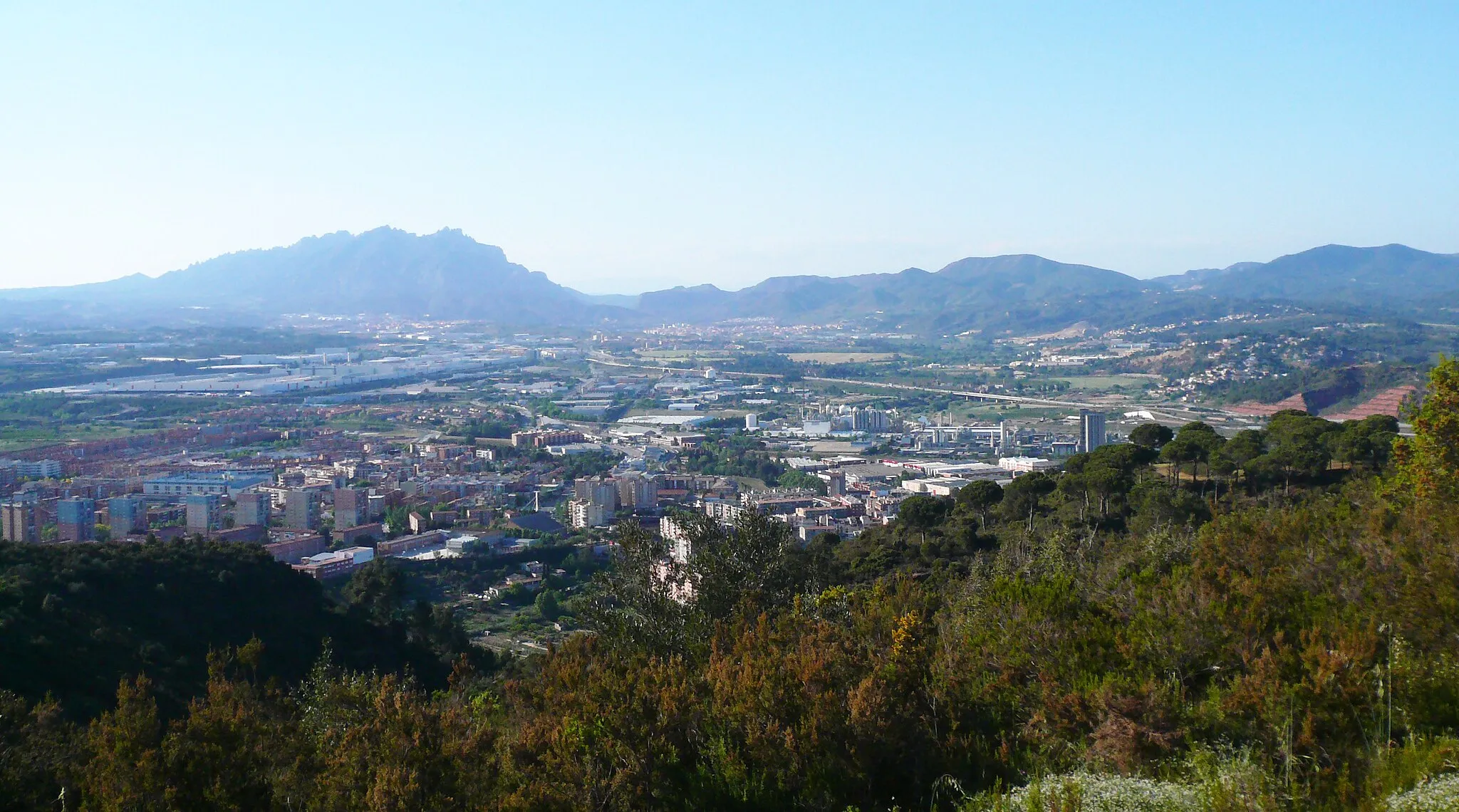 Photo showing: Nord del Baix Llobregat, amb Montserrat al fons i Martorell en primer terme, des de la serra de l'Ataix (Martorell)