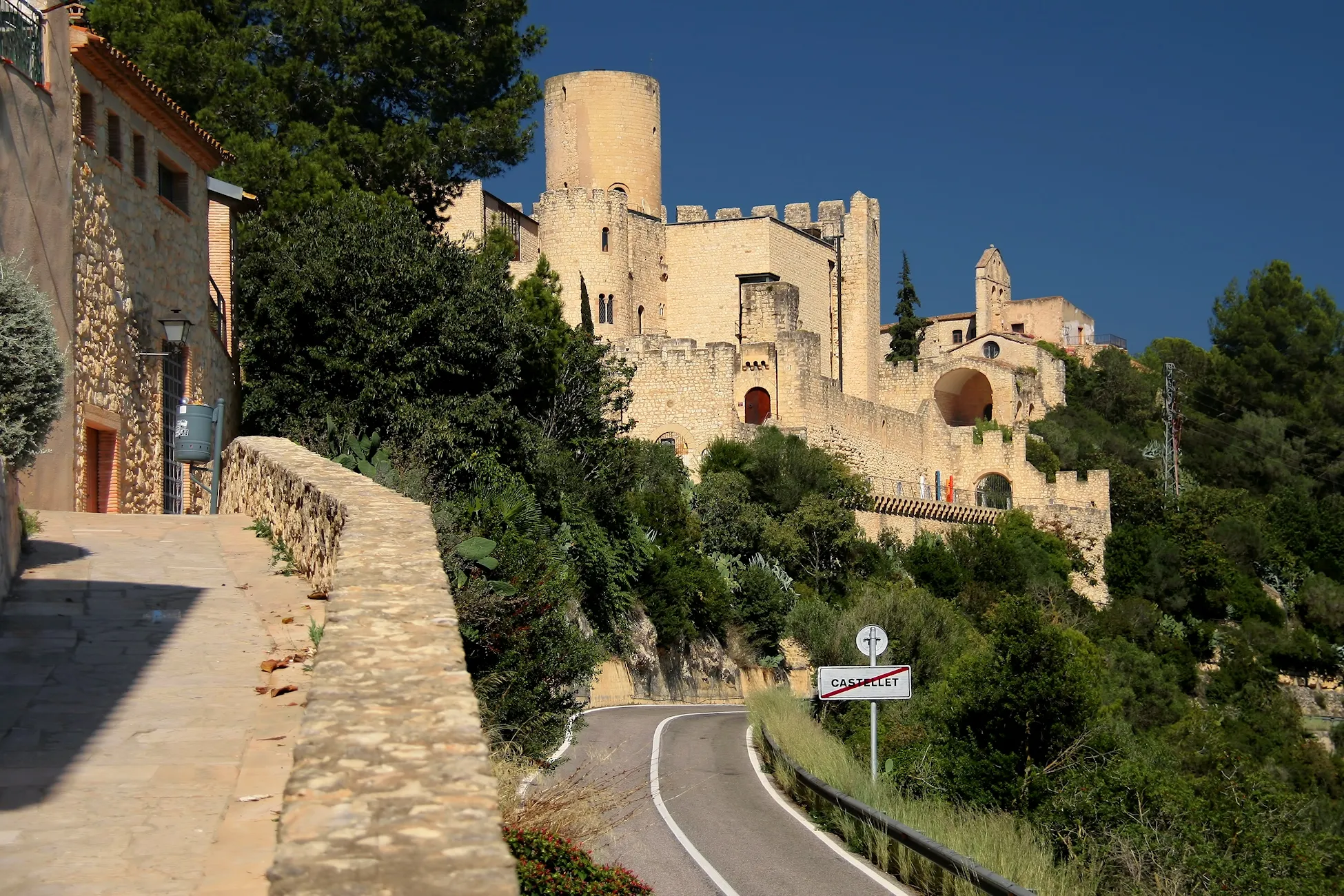 Photo showing: Castellet