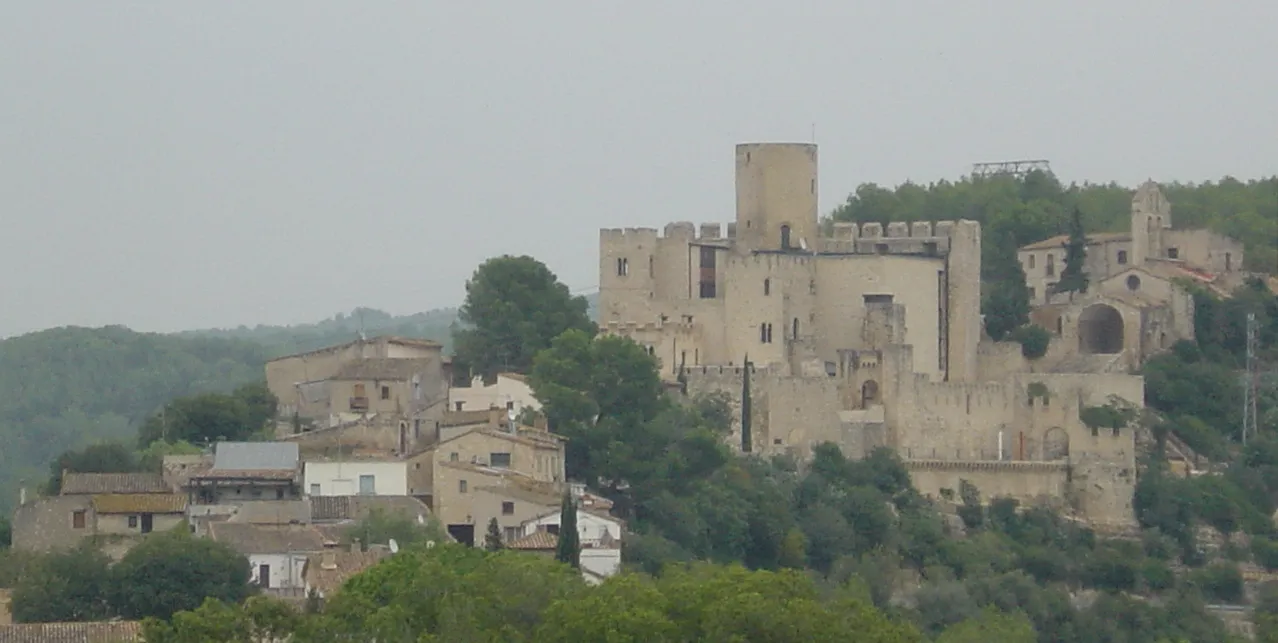 Photo showing: Castellet, its castle and St Pere's Hermitage