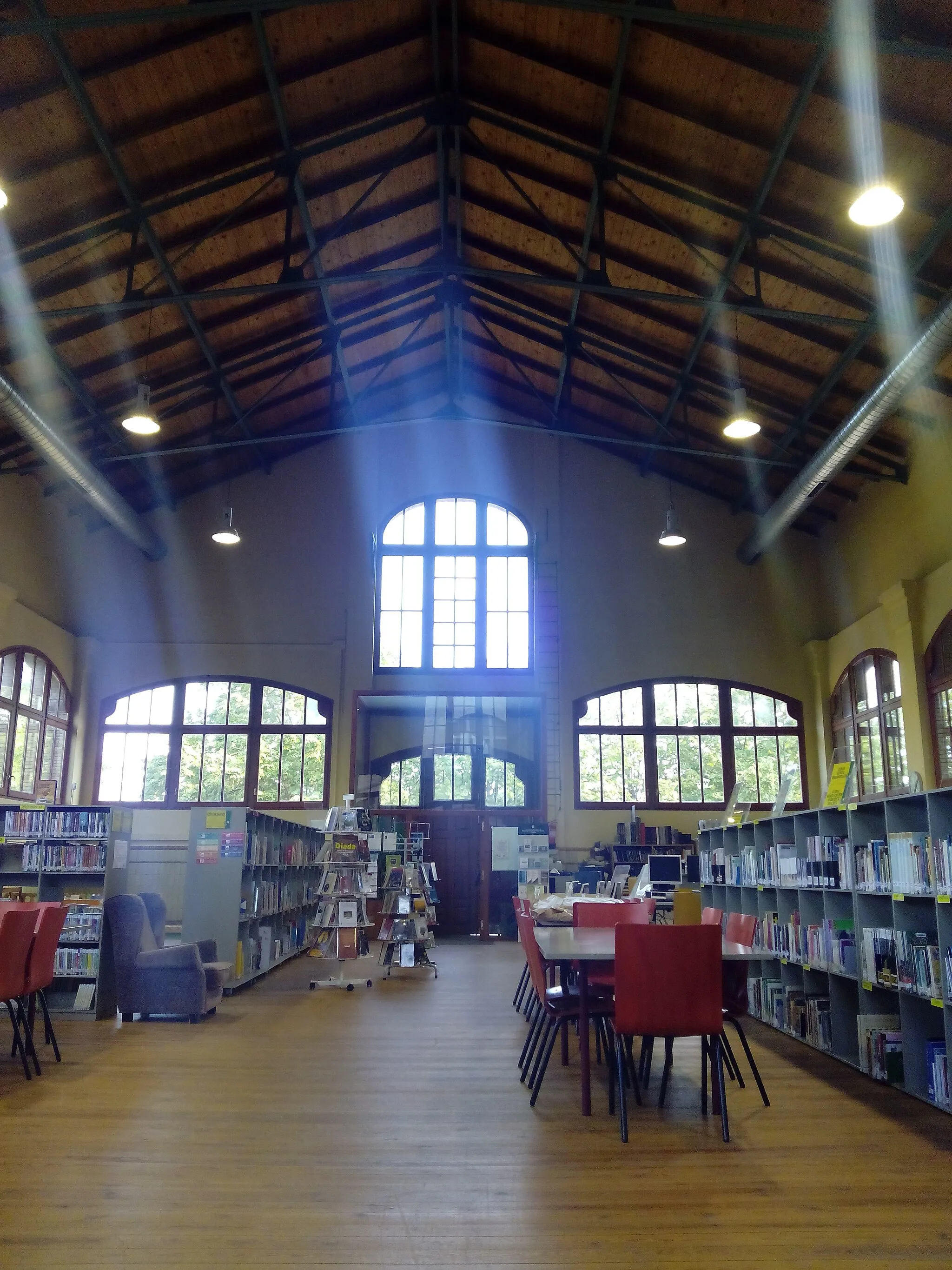 Photo showing: Interior de la Biblioteca municipal de Celrà