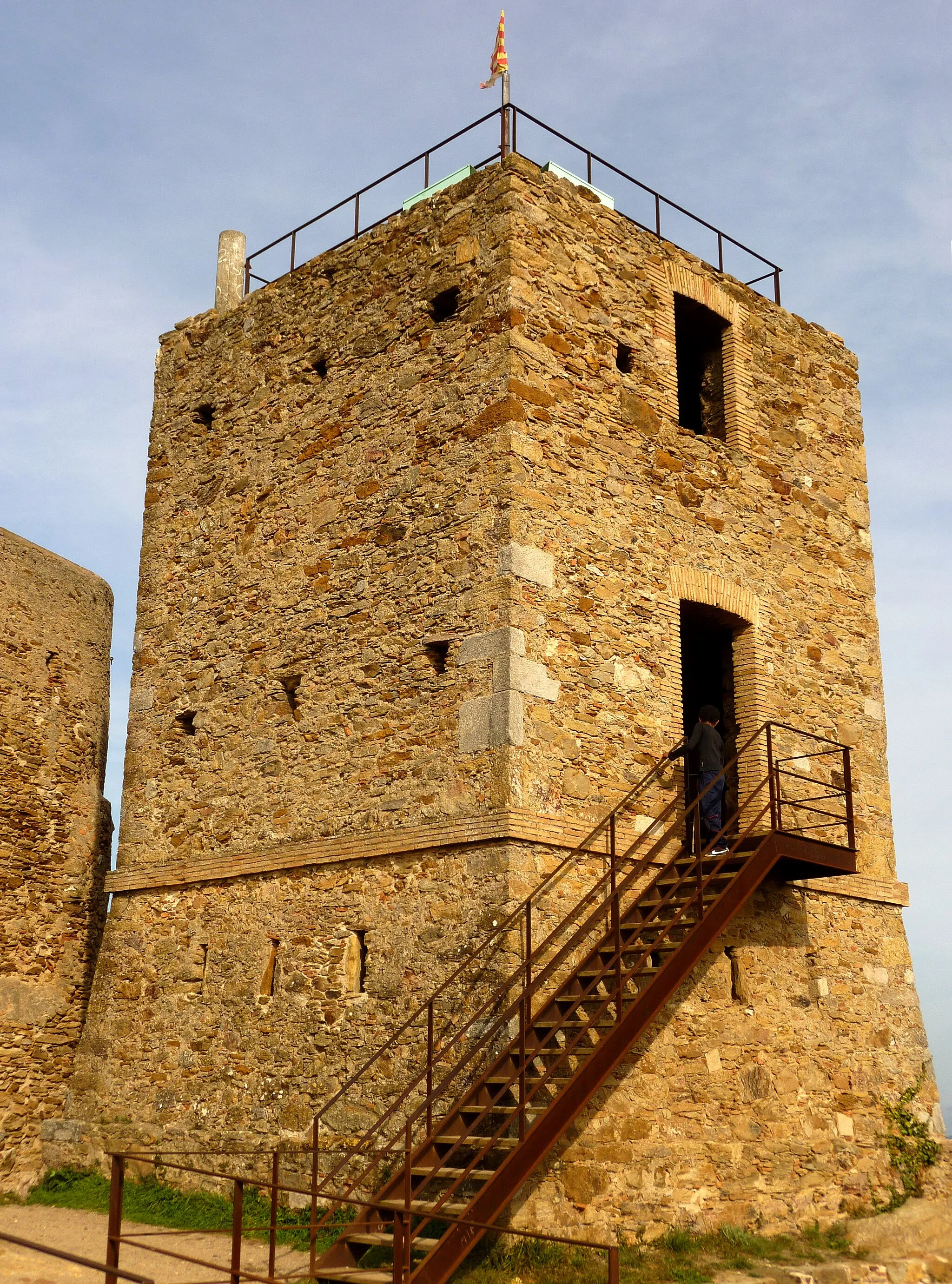 Photo showing: Imatge des de la banda sud-oest de la torre del telègraf òptic del Castell de Sant Miquel (a cavall entre els municipis de Girona i Celrà). Noteu la presència del tres pisos, així com el vèrtex geodèsic al cim de l'edifici. De fet no és un castell típic. La torre fou construïda a mitjans segle XIX com a part de la línia de telègraf òptic Madrid-frontera francesa