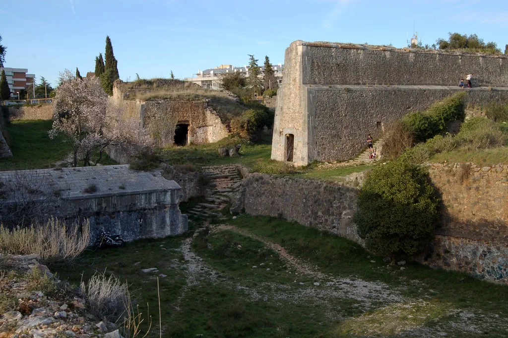 Photo showing: Un racó del castell de Montjuïc a Girona.
