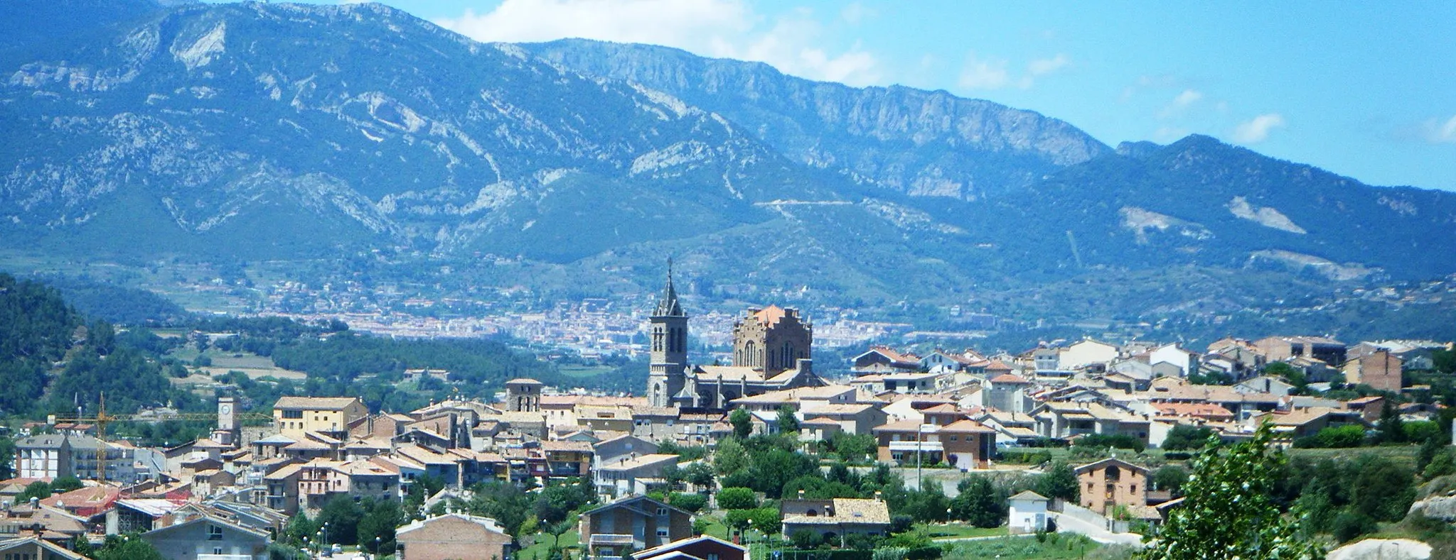 Photo showing: Vista del poble de Gironella, amb Berga i la serra de Queralt al fons.