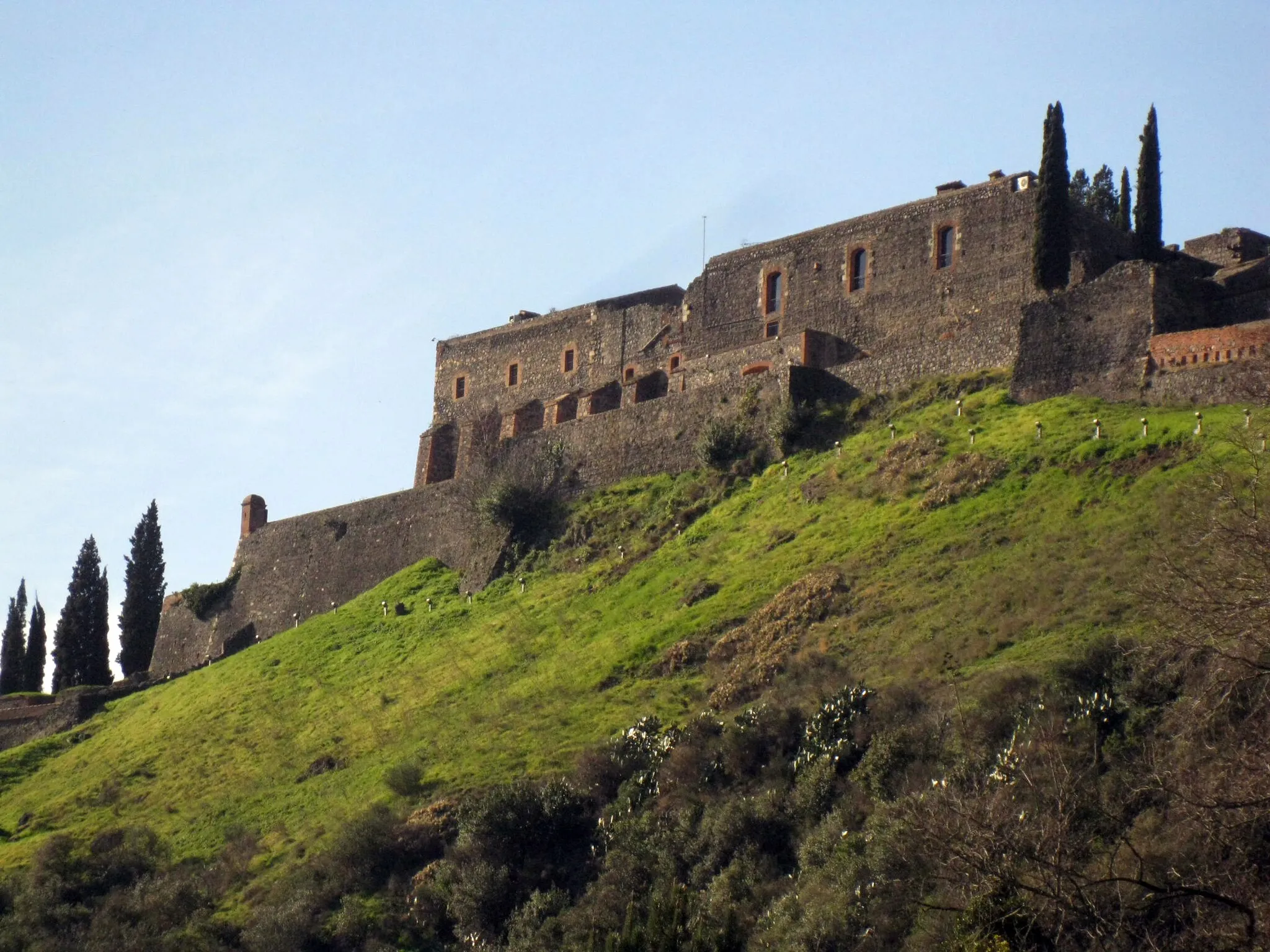 Photo showing: Muralla i castell (Hostalric)